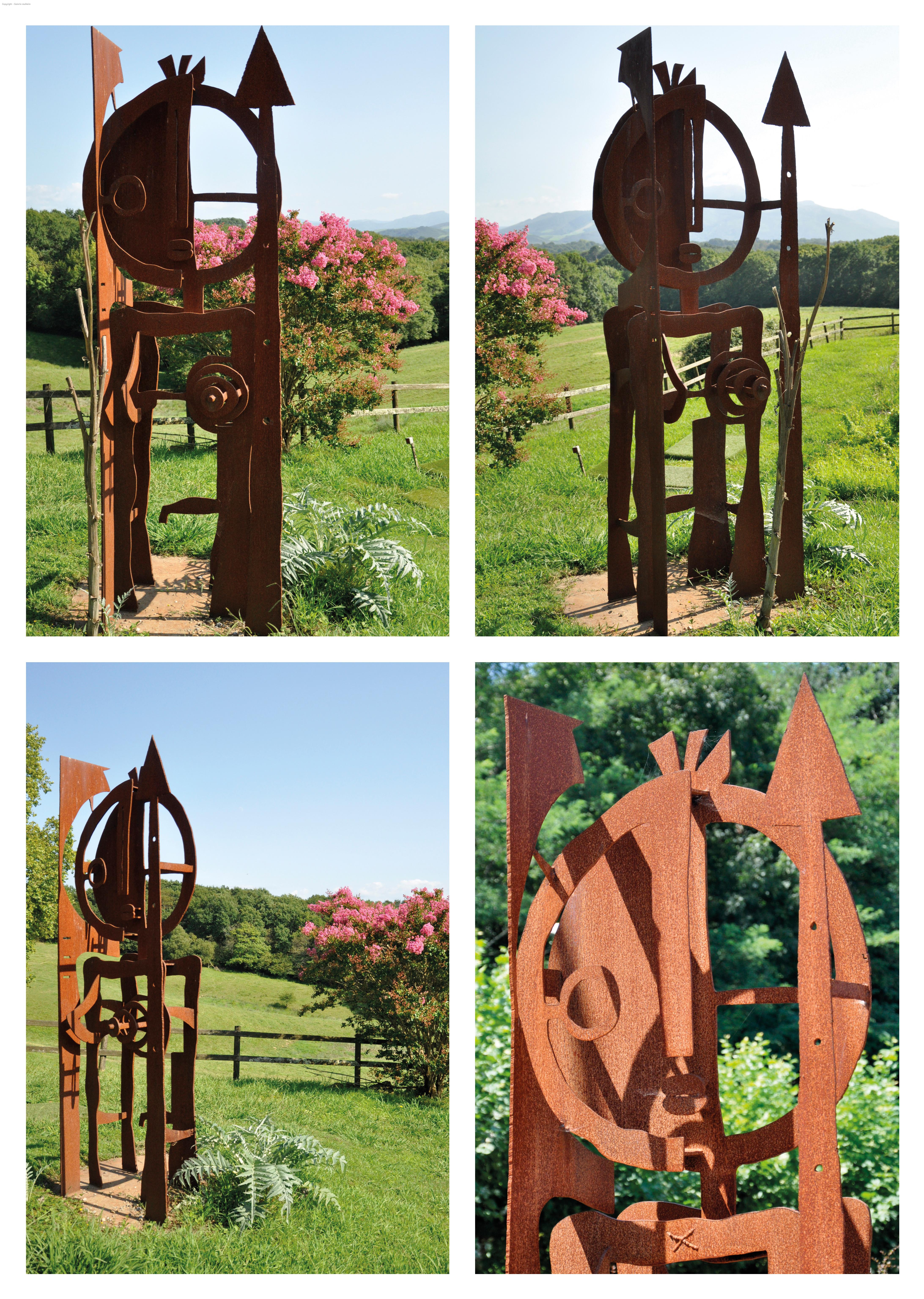 Sculpture géante - Acier corten - Hauteur 300 cm, socle carré de 150 cm