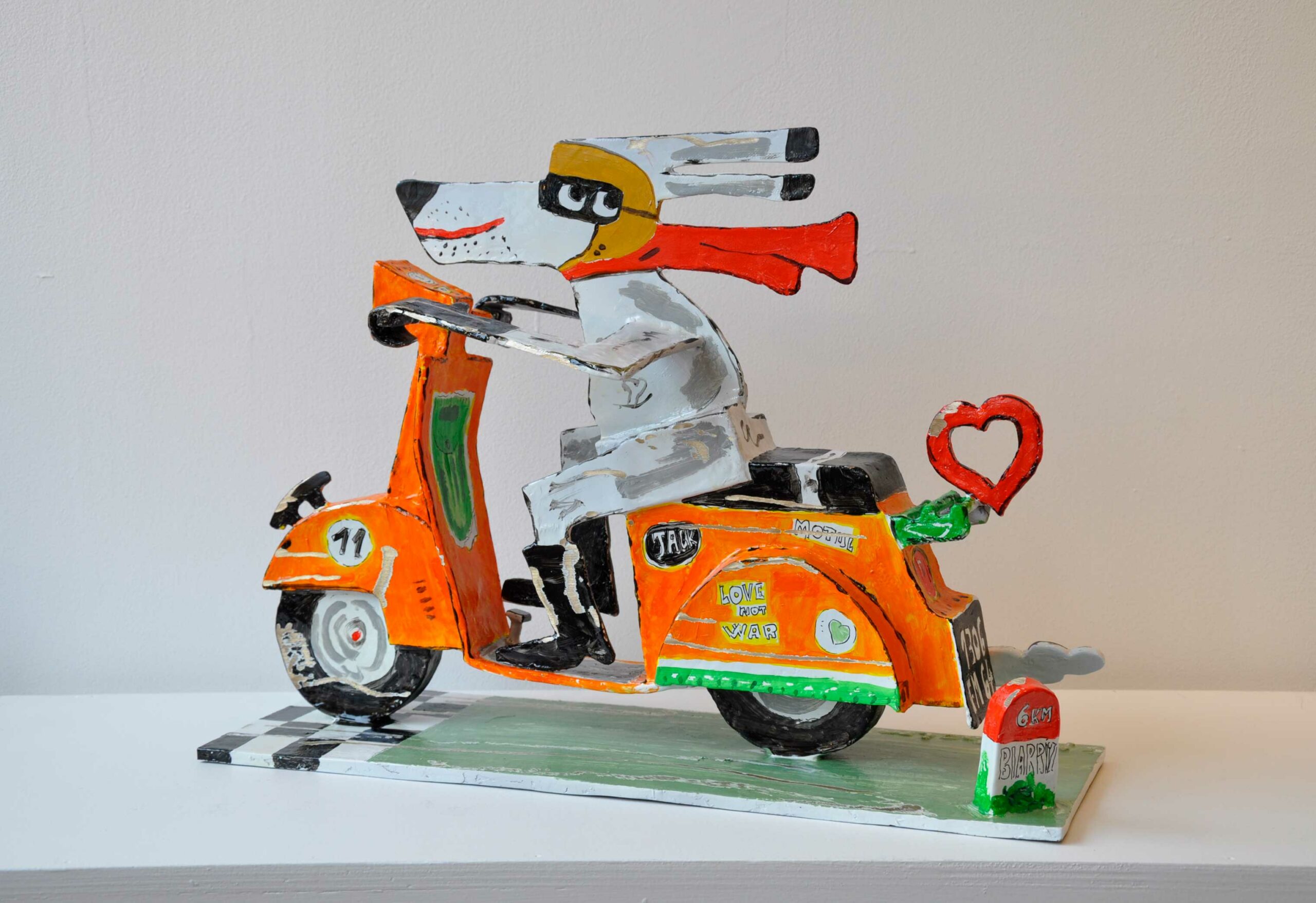 " Woodstock "Jack et le cœur en scooter orange- ( Face B ) Sculpture en bronze peint - Hauteur 36 cm x Longueur 49 cm x profondeur 16,50 cm