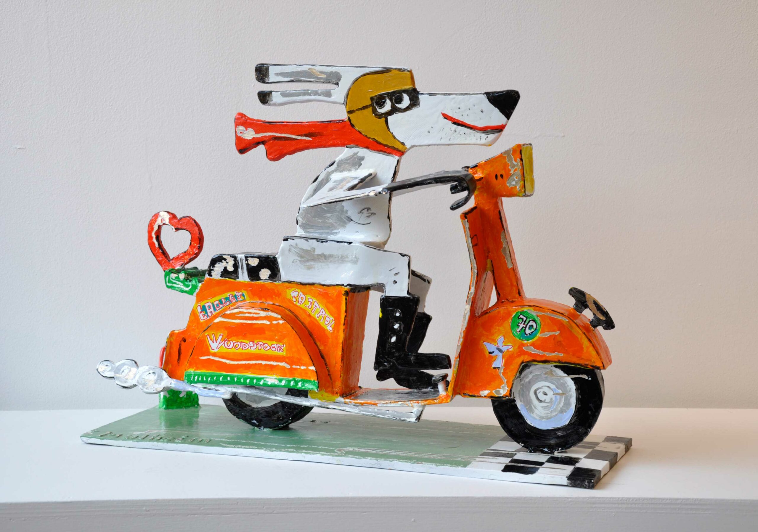 " Woodstock "Jack et le cœur en scooter orange- ( Face A ) Sculpture en bronze peint - Hauteur 36 cm x Longueur 49 cm x profondeur 16,50 cm