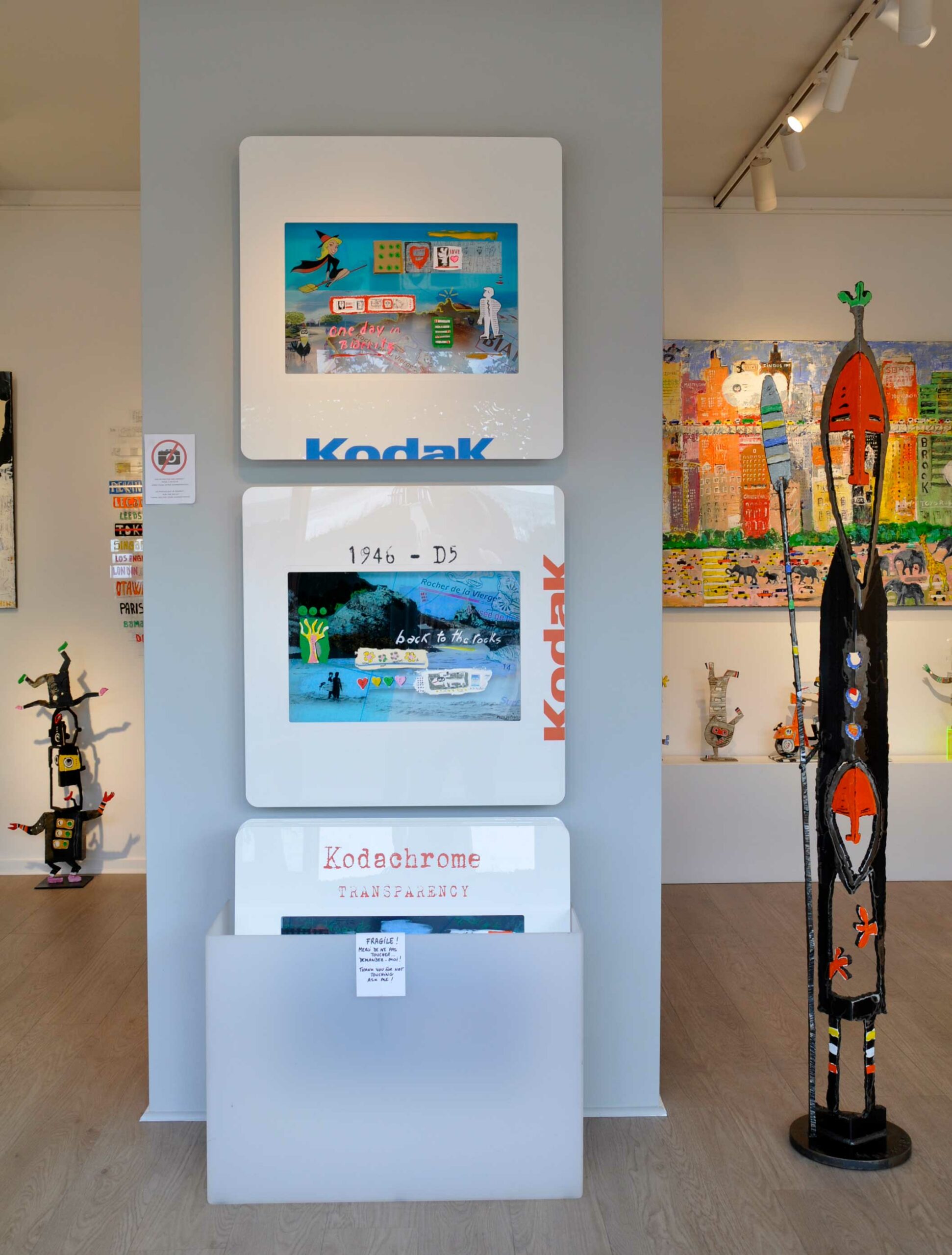 Présentation murale des " Biarrositives " - Technique mixte sur plexiglass - Format 75 cm x 75 cm -