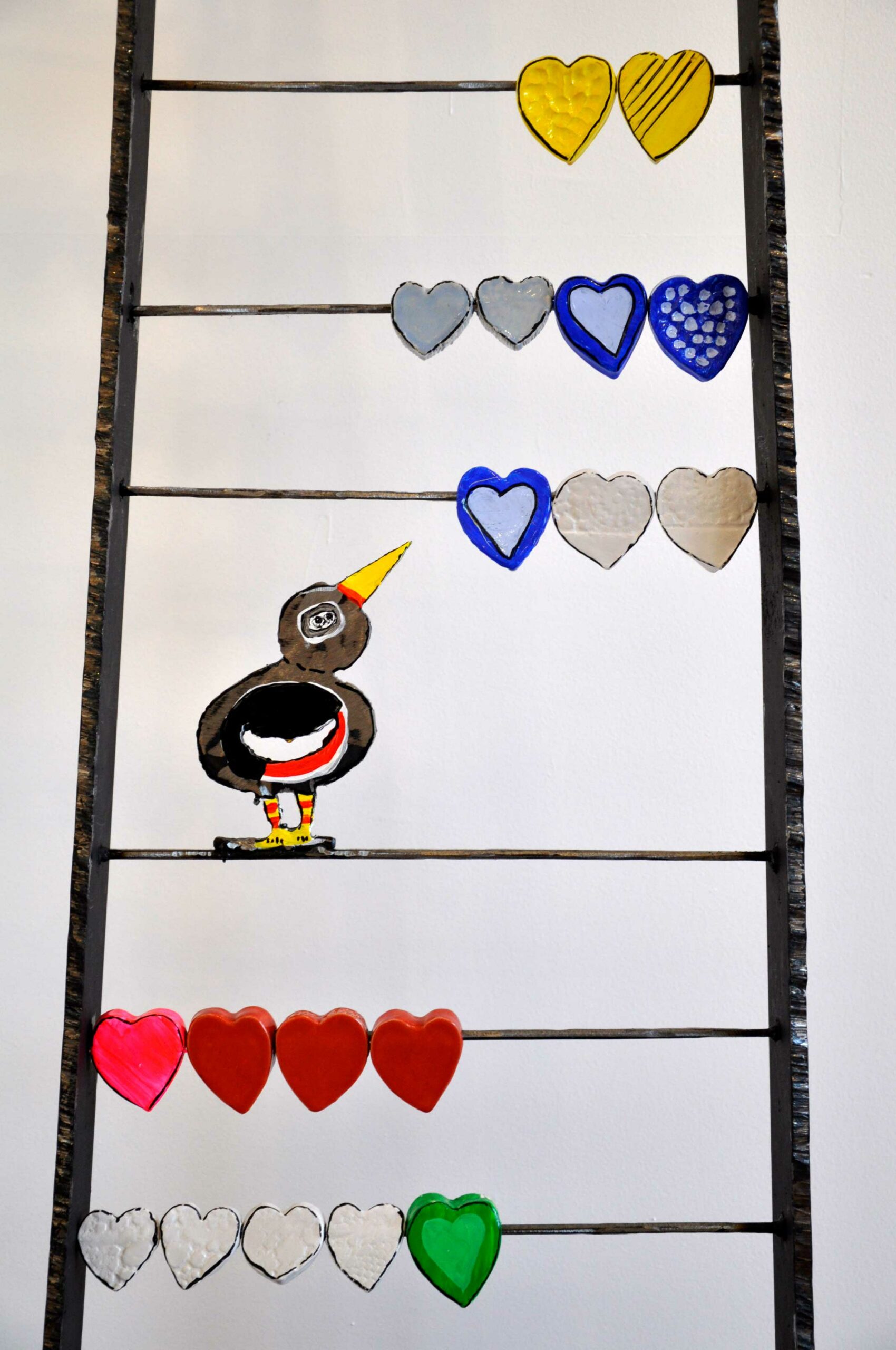 Détail du " Le cœur y est! "- Sculpture en acier et céramique - Hauteur 144 cm x largeur 59,50 cm x prof 30 cm