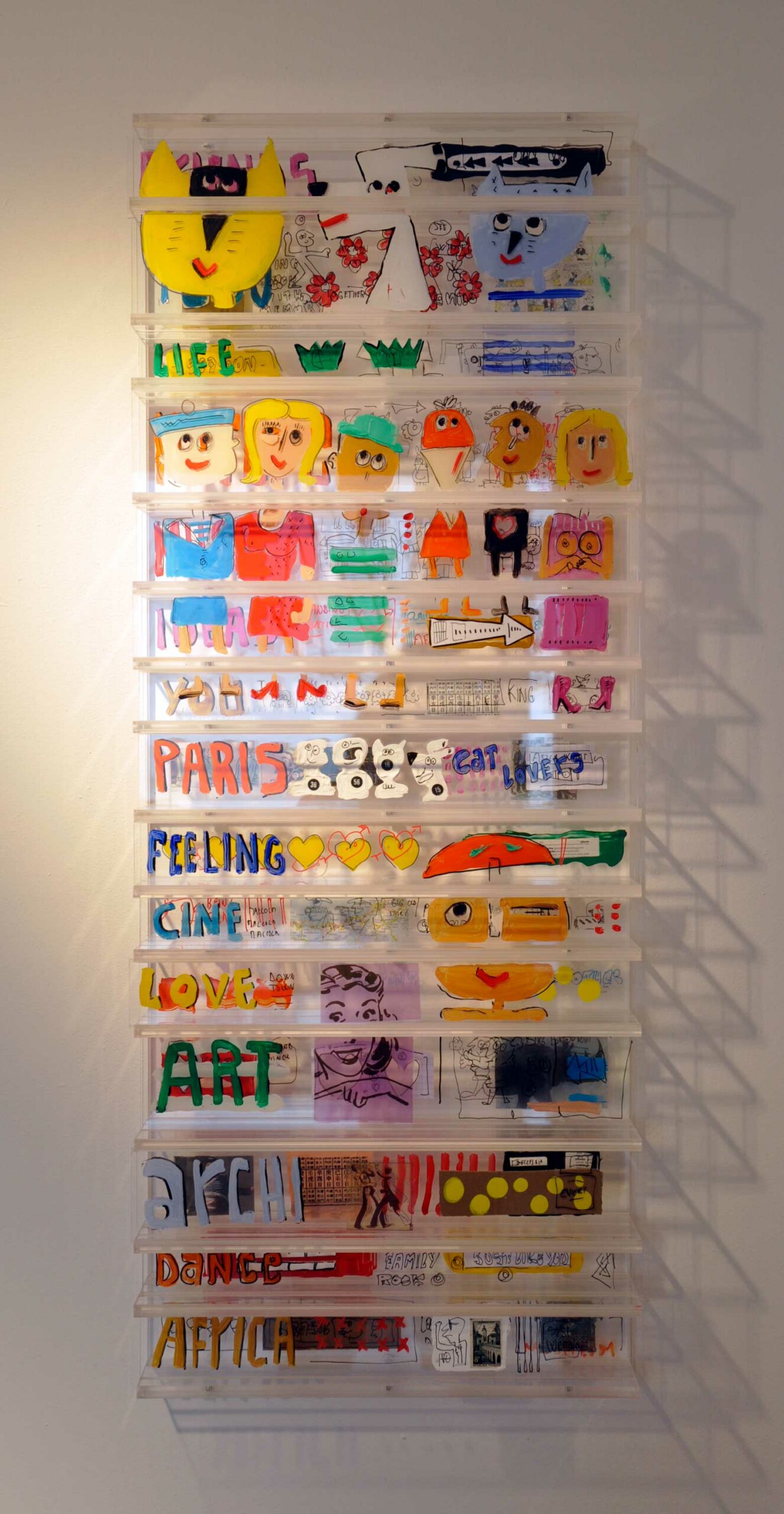 Bibliothèque " Cat Lovers " - Oeuvre en plexiglass avec 30 bandes coulissantes extensible de 40 cm à 90 cm - Hauteur 102,,50 cm - Ci-joint fermée