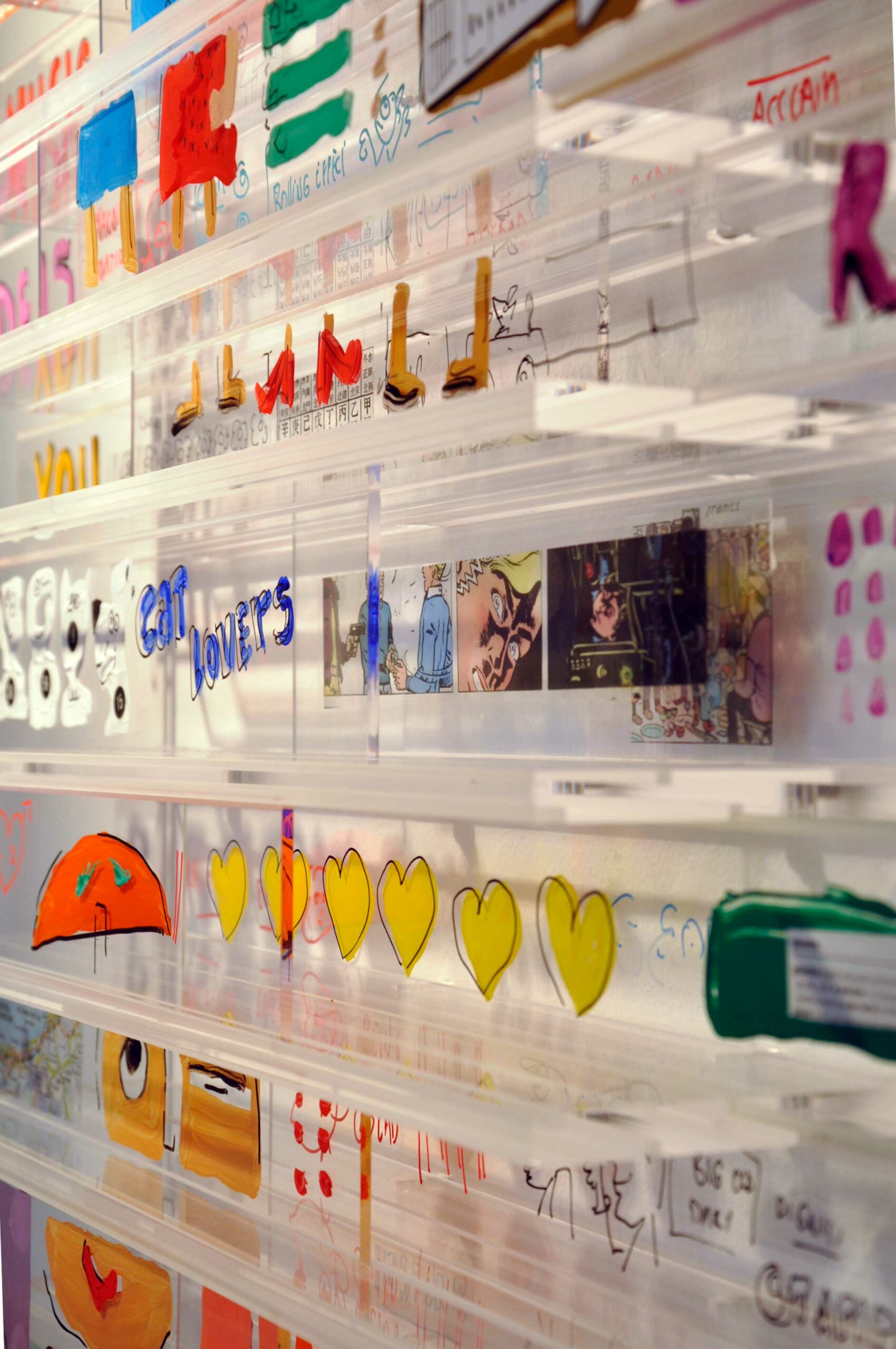 Bibliothèque " Cat Lovers " - Oeuvre en plexiglass avec 30 bandes coulissantes extensible de 40 cm à 90 cm - Hauteur 102,,50 cm - Ci-joint détail