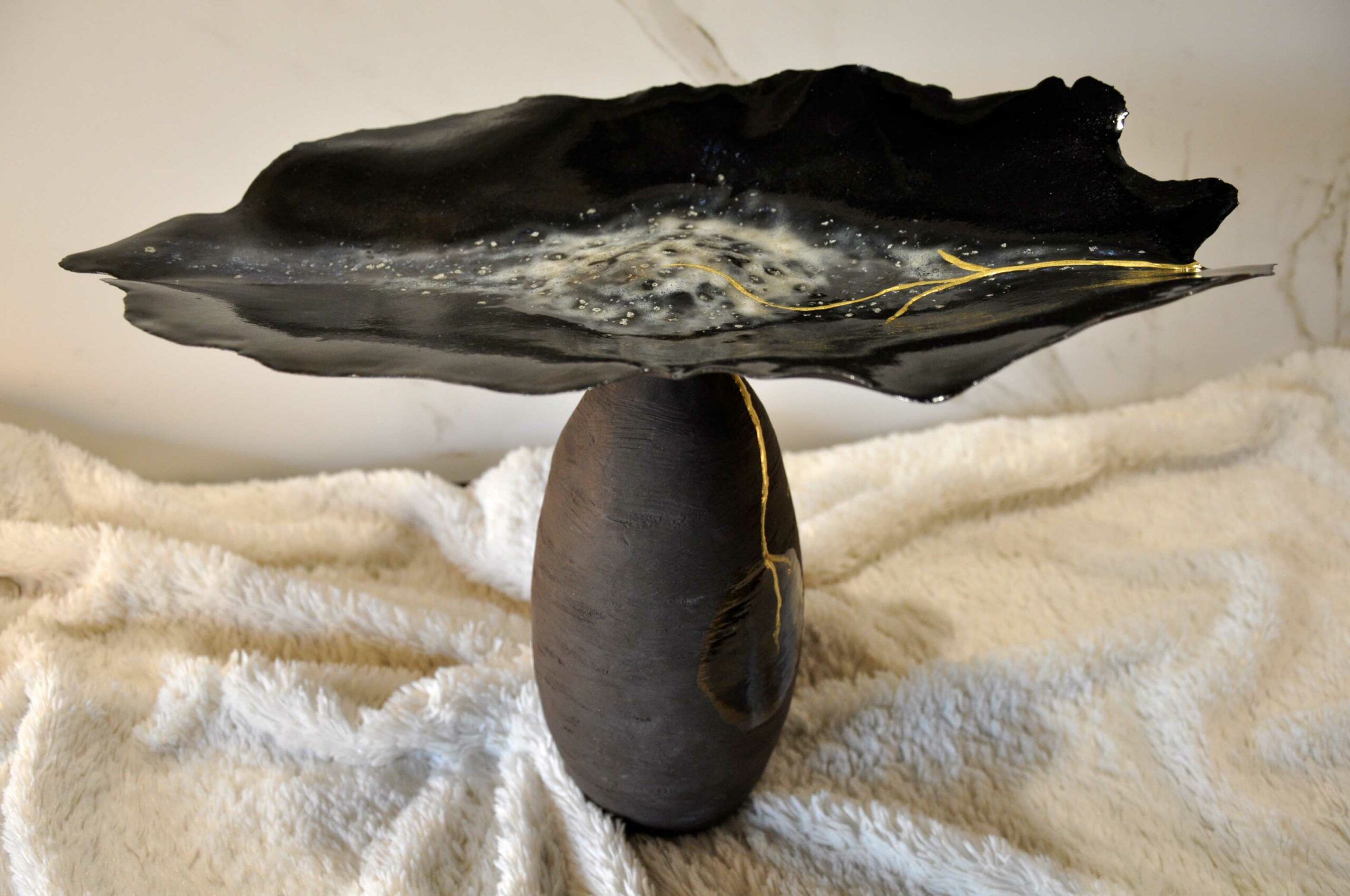 Grande coupe sur pied " Nocturne " - H 32,50 cm x L 45,50 cm x P 24 cm - Pièce unique en céramique