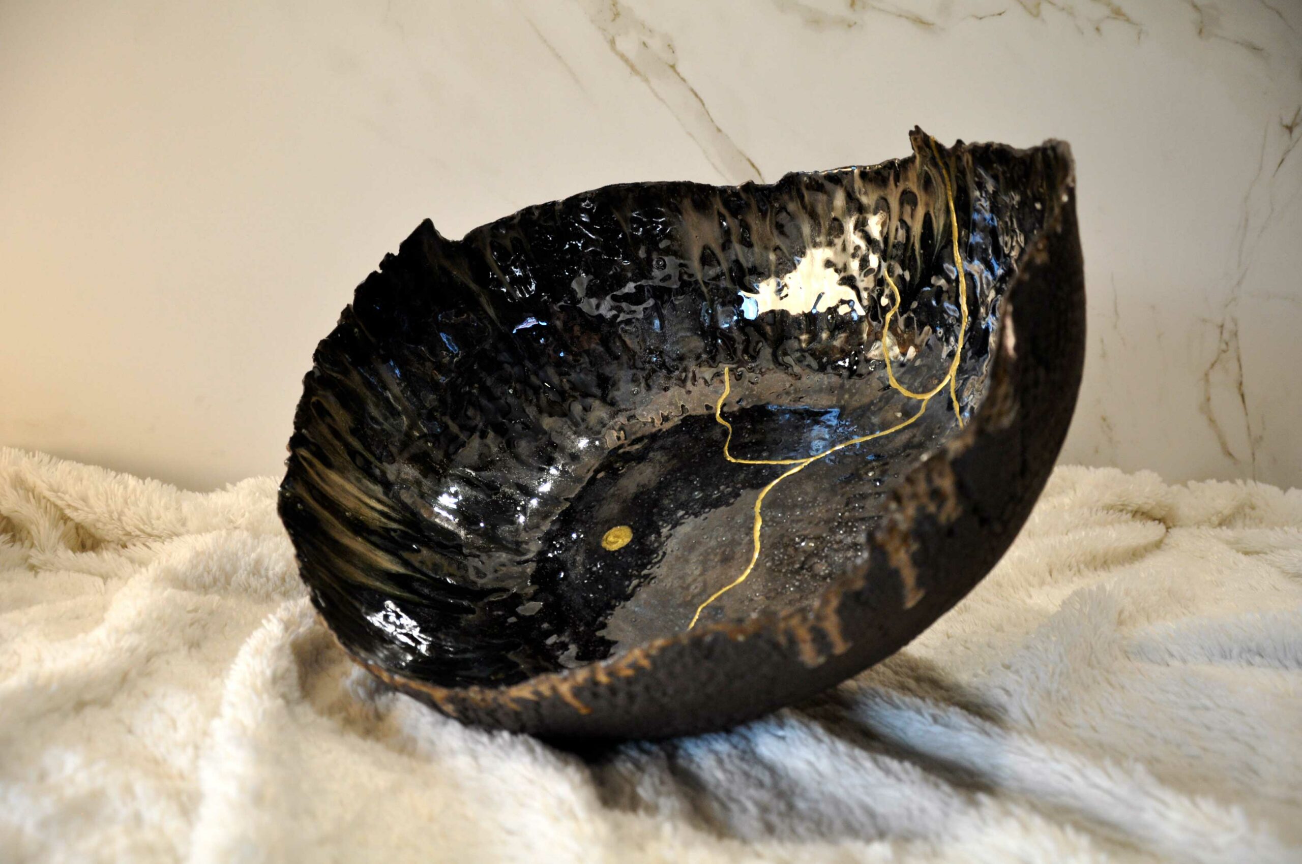 Grande Coquille " Noir Kintsugi " - L 38 cm x P 34 cm x H 17 cm - Pièce unique en céramique