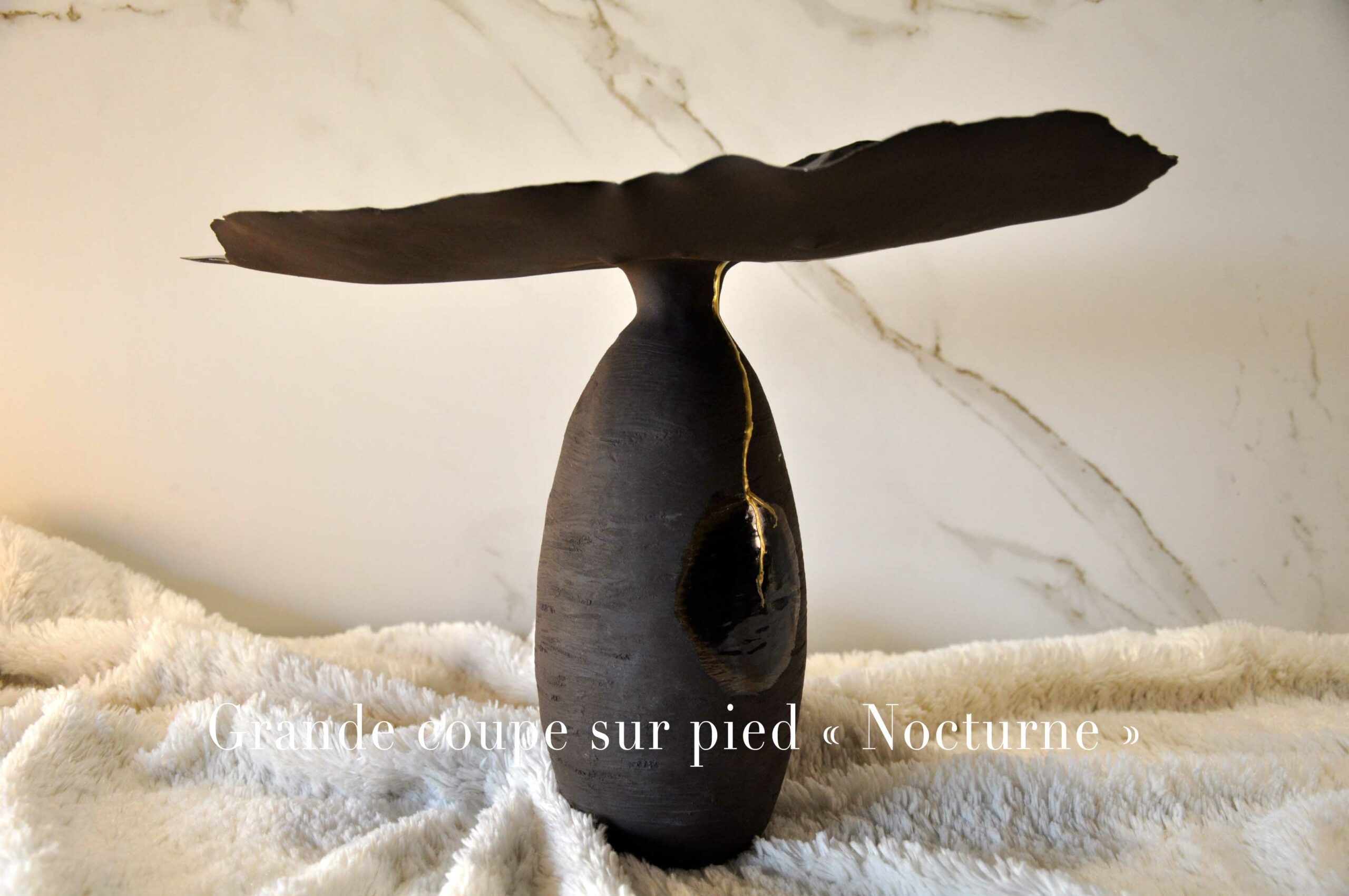 Grande coupe sur pied " Nocturne " - H 32,50 cm x L 45,50 cm x P 24 cm - Pièce unique en céramique