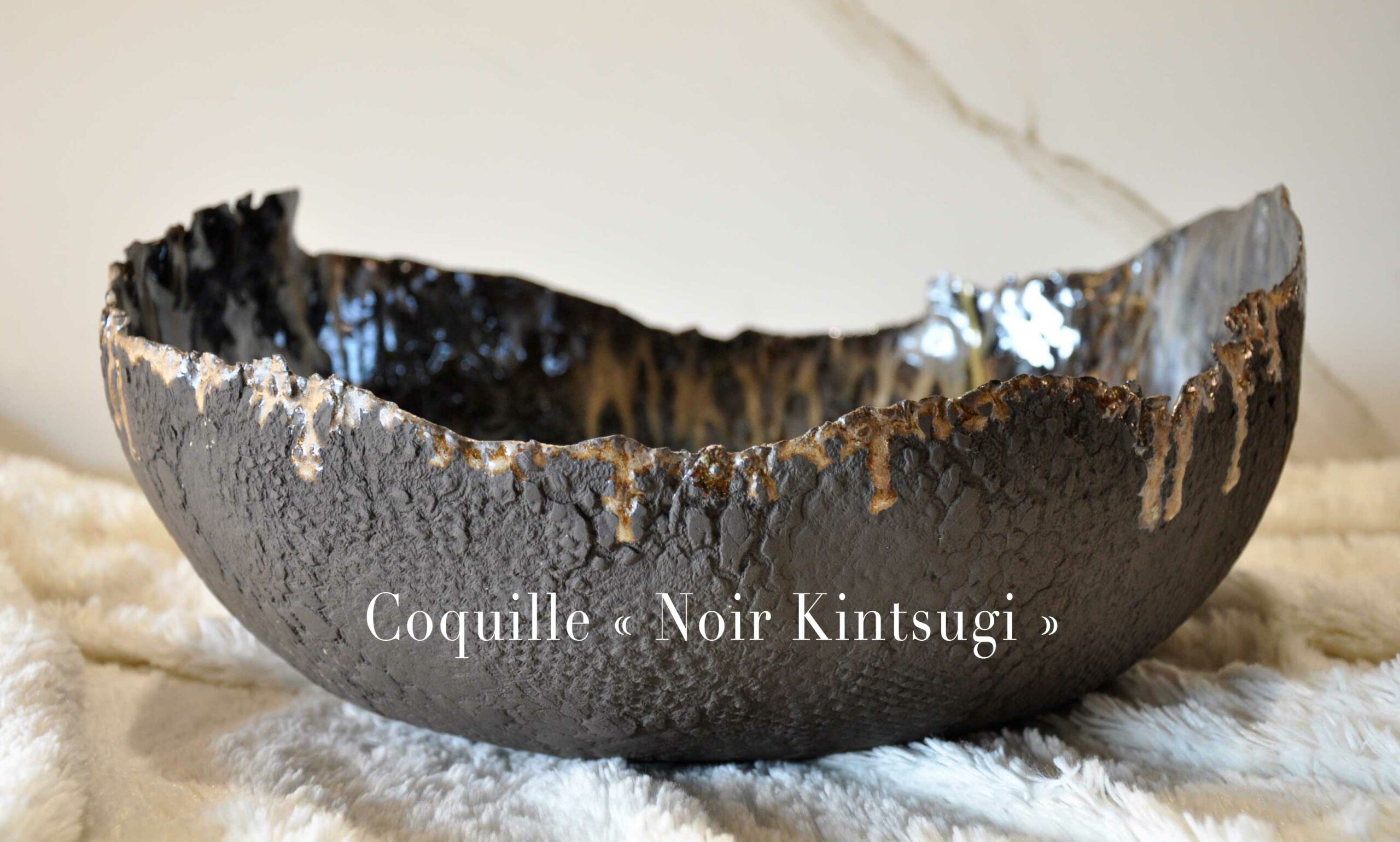 Grande Coquille " Noir Kintsugi " - L 38 cm x P 34 cm x H 17 cm - Pièce unique en céramique