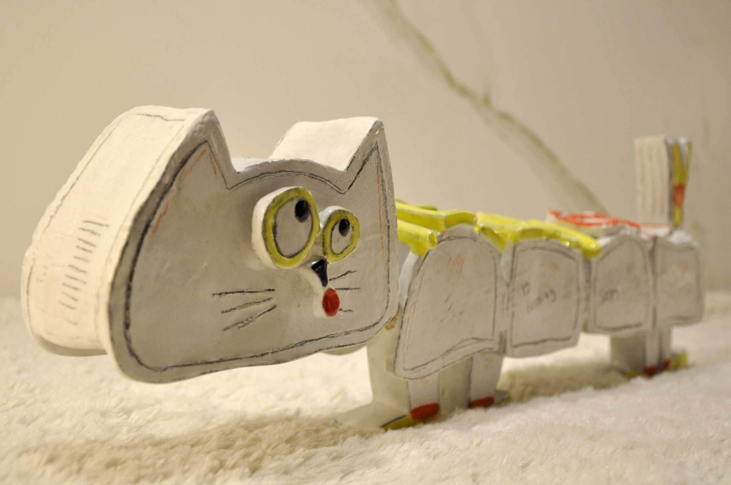 Yellow Cat - Sculpture en céramique - Hauteur 16,50 cm x Longueur 47 cm x P 5,50 cm - FACE A