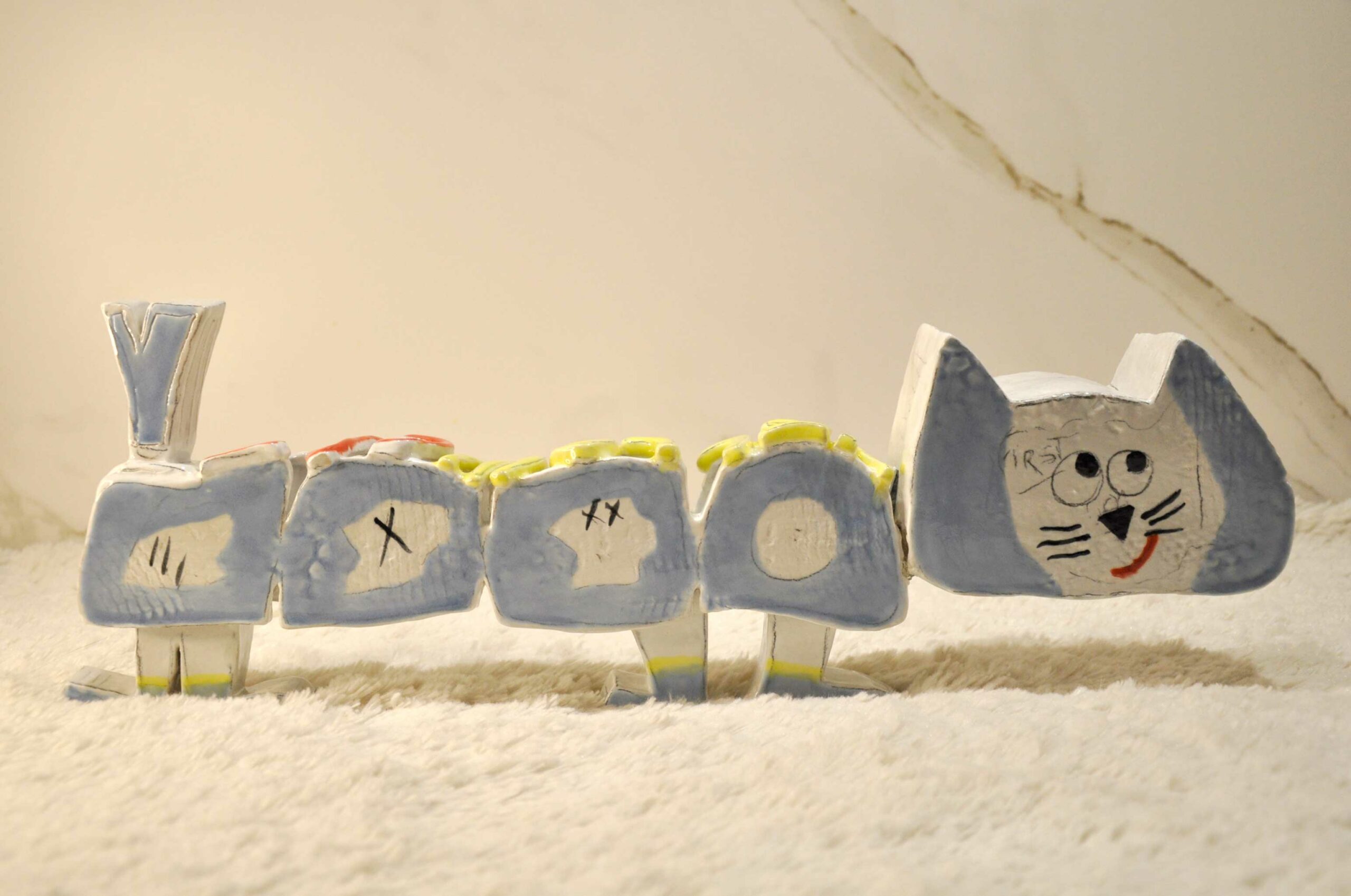 Yellow Cat - Sculpture en céramique - Hauteur 16,50 cm x Longueur 47 cm x P 5,50 cm - FACE B