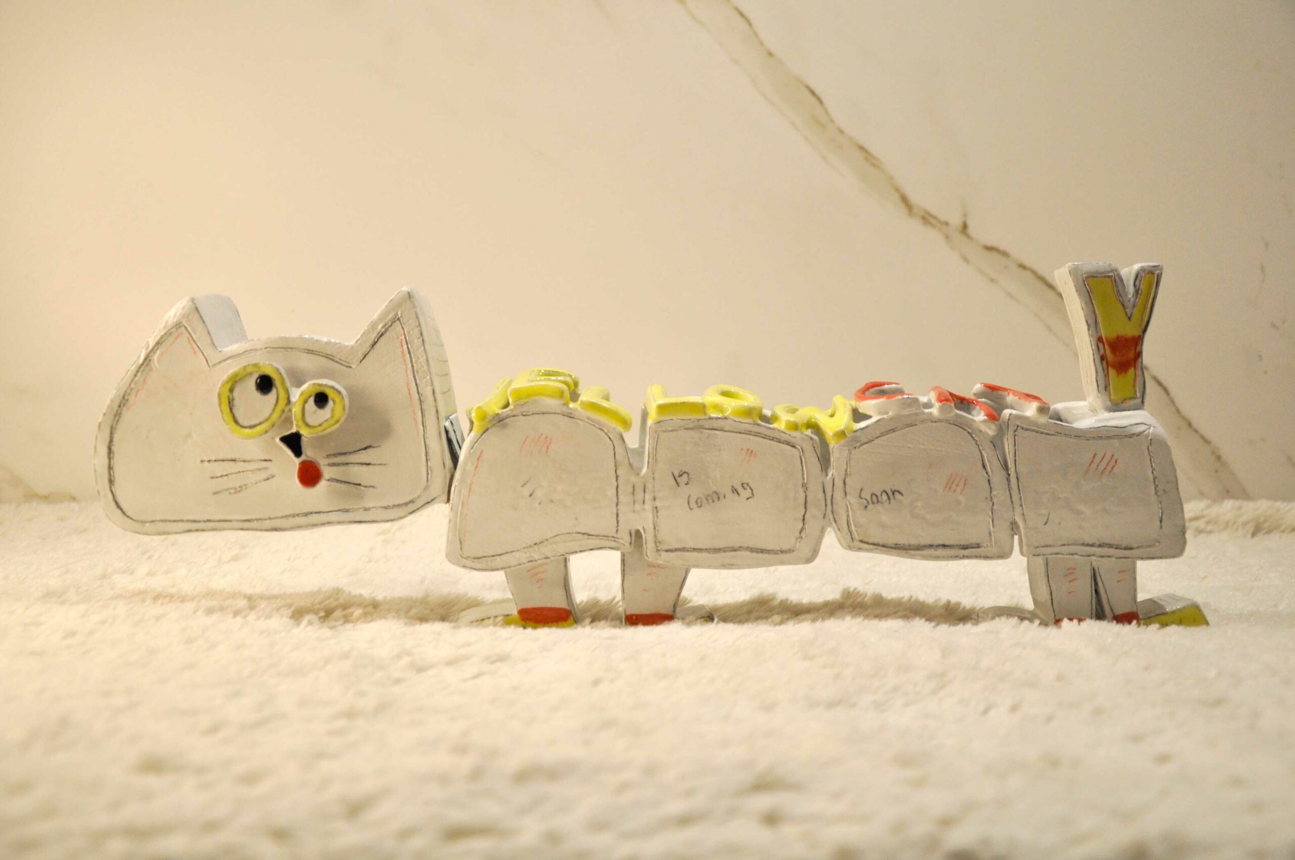 Yellow Cat - Sculpture en céramique - Hauteur 16,50 cm x Longueur 47 cm x P 5,50 cm - FACE A