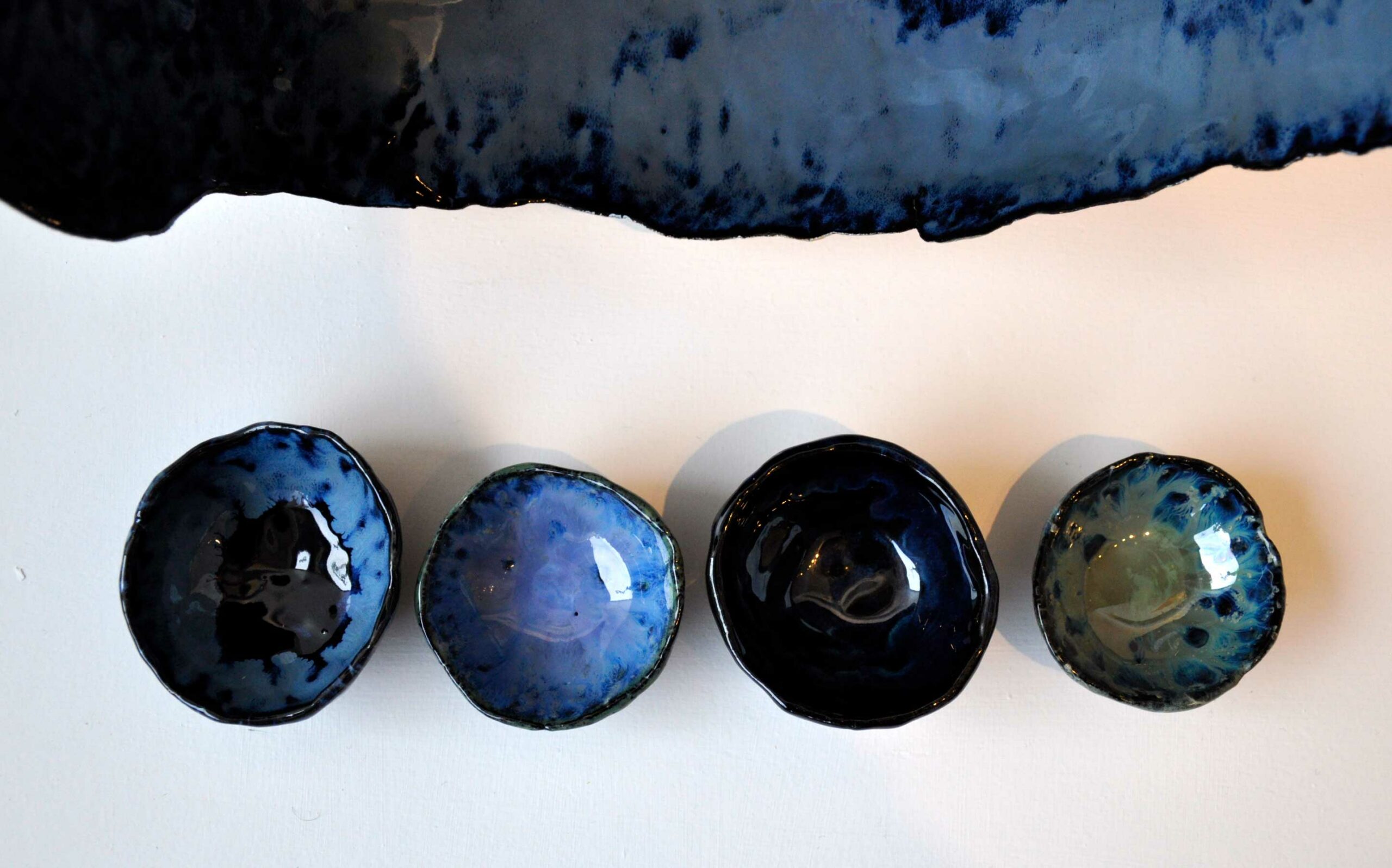 COULEURS SUR COMMANDE : Grande Coupe sur pied - Pièce unique en céramique - Diamètre 41 cm x hauteur 10 cm PS: Les teintes d'émaux peuvent différer lors des cuissons. Les émaux sont tous alimentaires