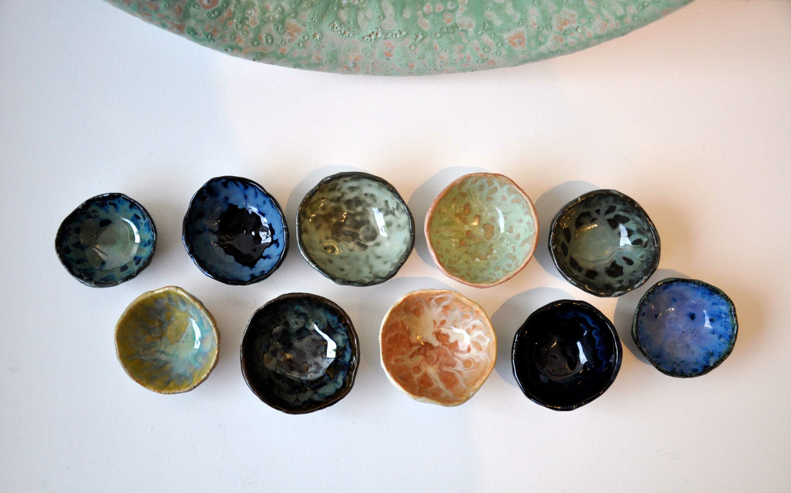 COULEURS SUR COMMANDE : Grande Coupe sur pied - Pièce unique en céramique - Diamètre 41 cm x hauteur 10 cm PS: Les teintes d'émaux peuvent différer lors des cuissons. Les émaux sont tous alimentaires