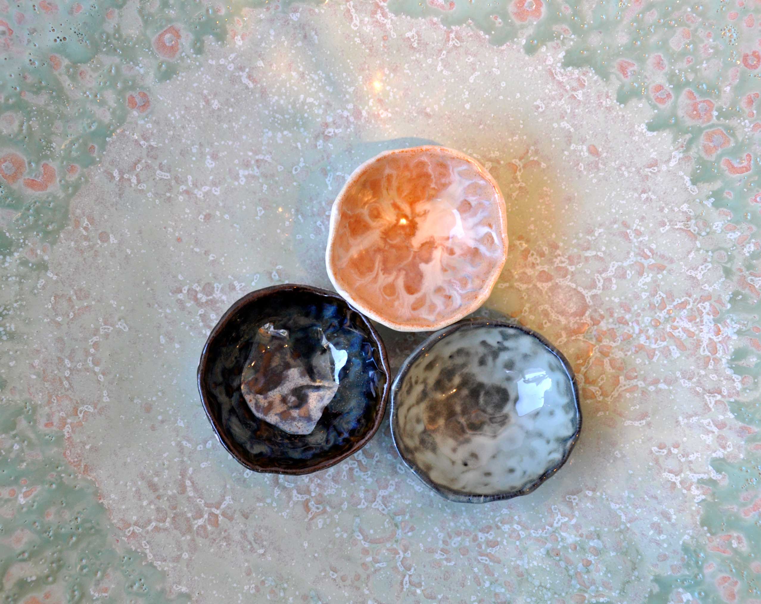 COULEURS SUR COMMANDE : Grande Coupe sur pied - Pièce unique en céramique - Diamètre 41 cm x hauteur 10 cm PS: Les teintes d'émaux peuvent différer lors des cuissons. Les émaux sont tous alimentaires