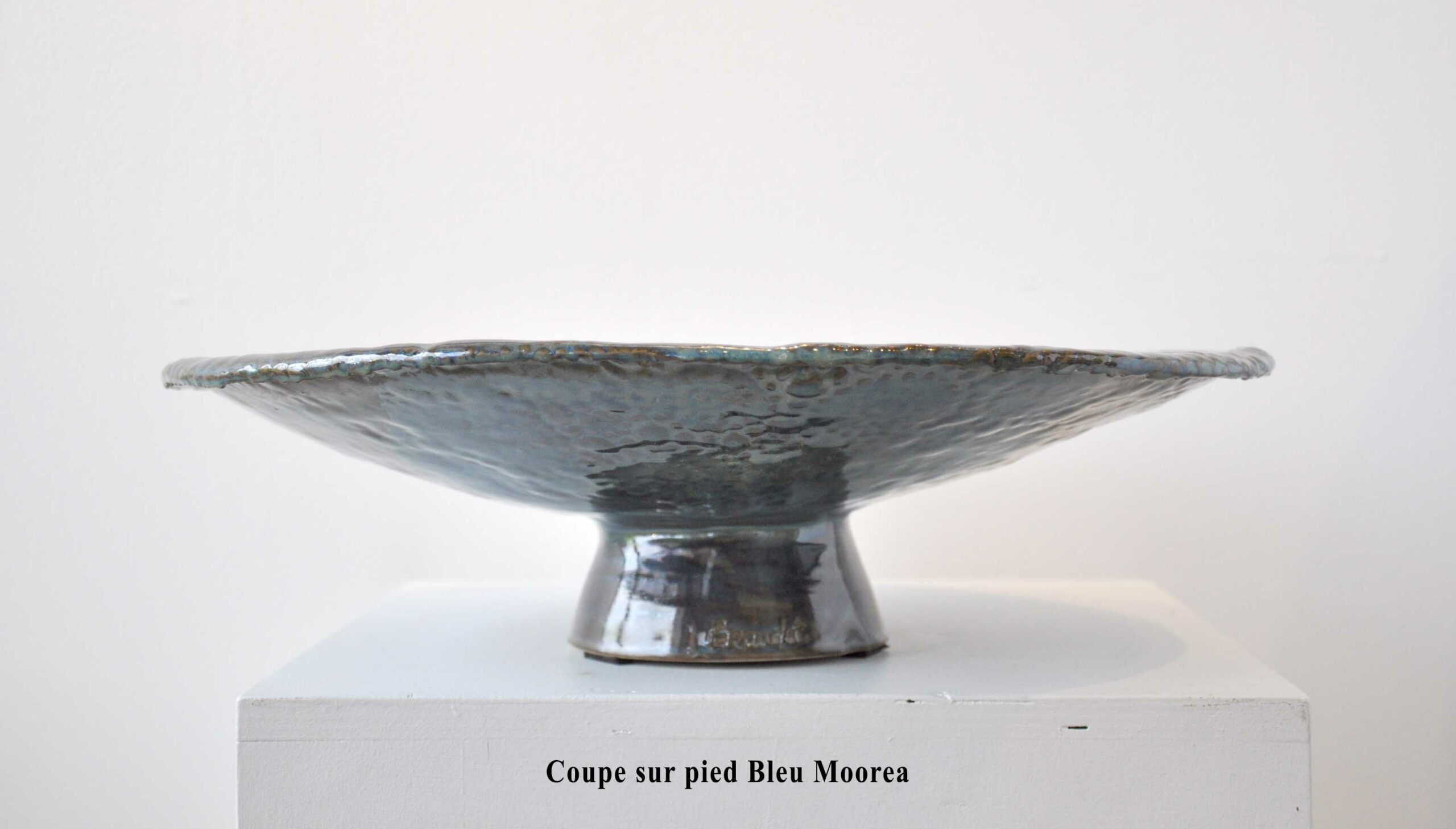 Coupe sur pied Bleu Moorea - Pièce unique en céramique - Diamètre 40 cm x hauteur 11 cm