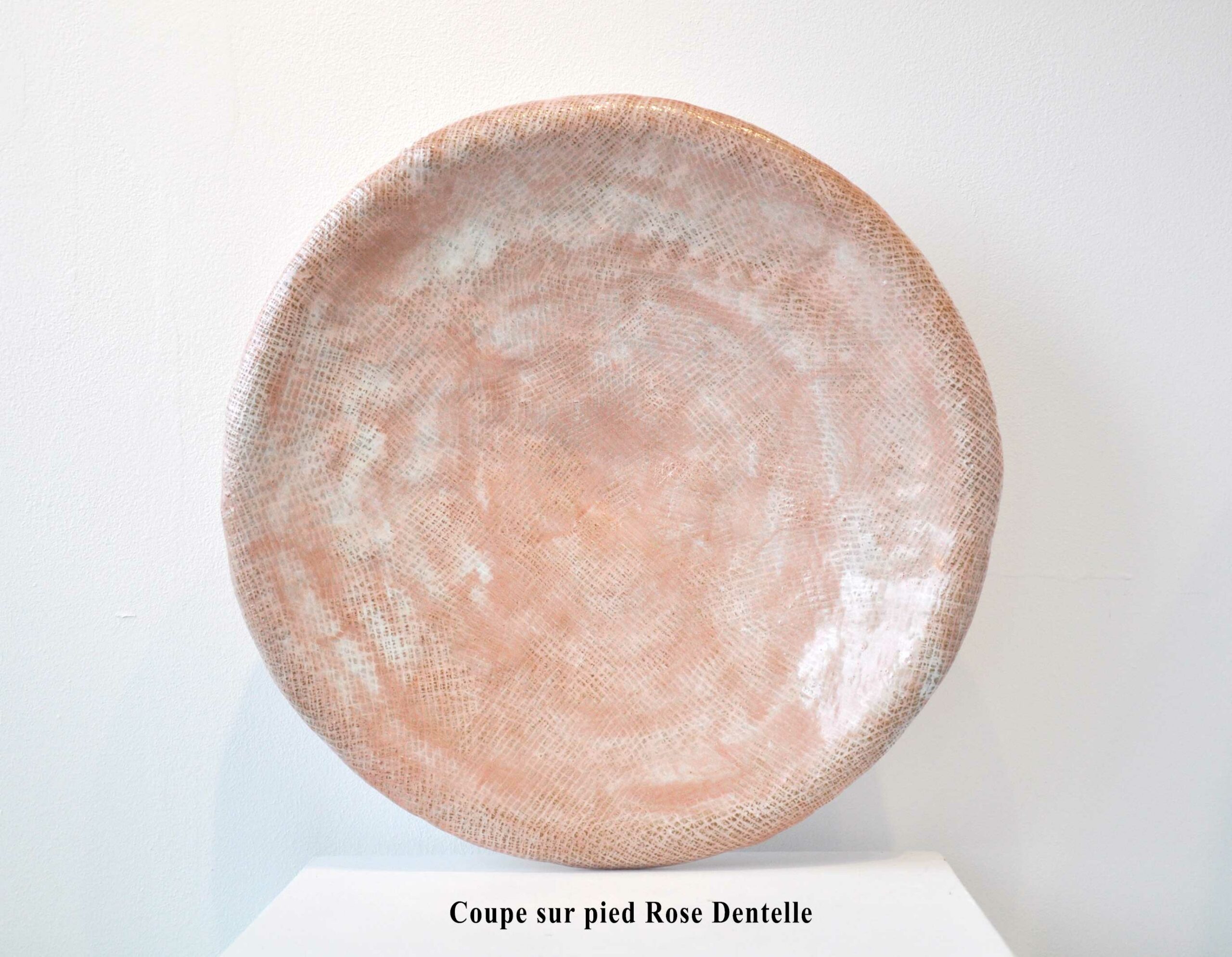 Coupe sur pied Rose Dentelle - Pièce unique en céramique - Diamètre 41 cm x hauteur 10 cm