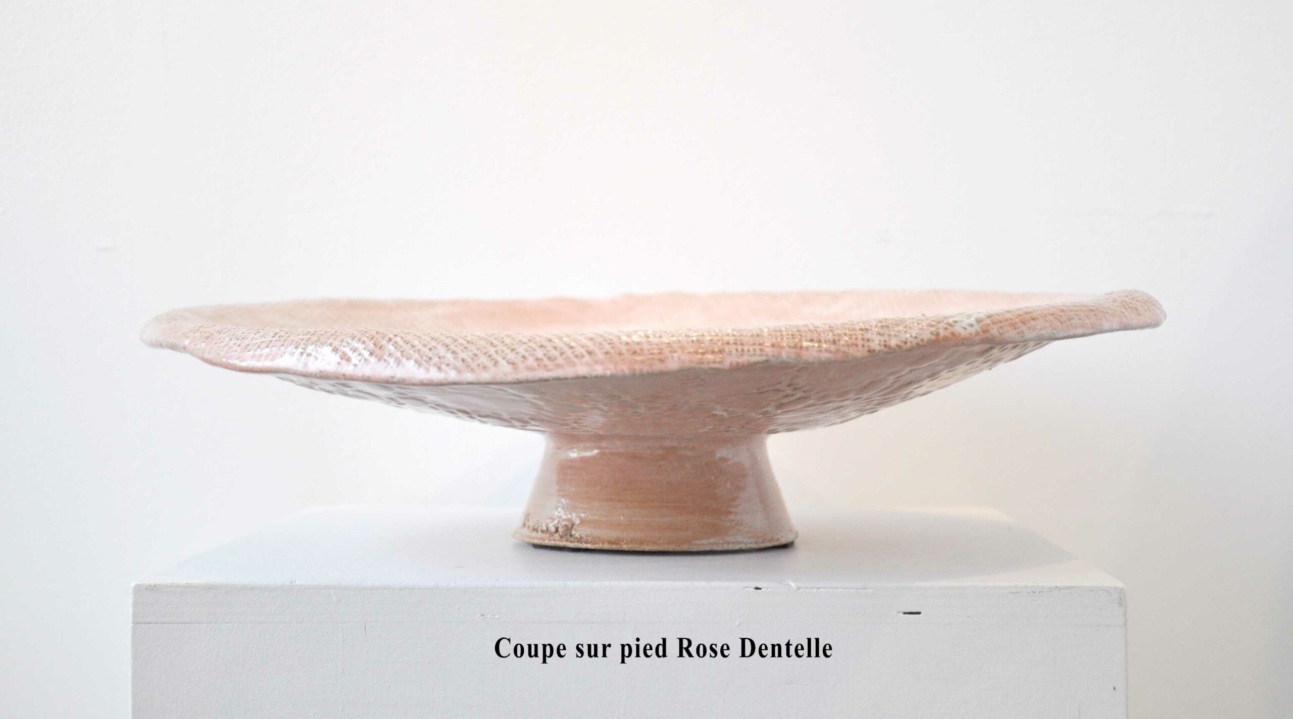 Coupe sur pied Rose Dentelle - Pièce unique en céramique - Diamètre 41 cm x hauteur 10 cm