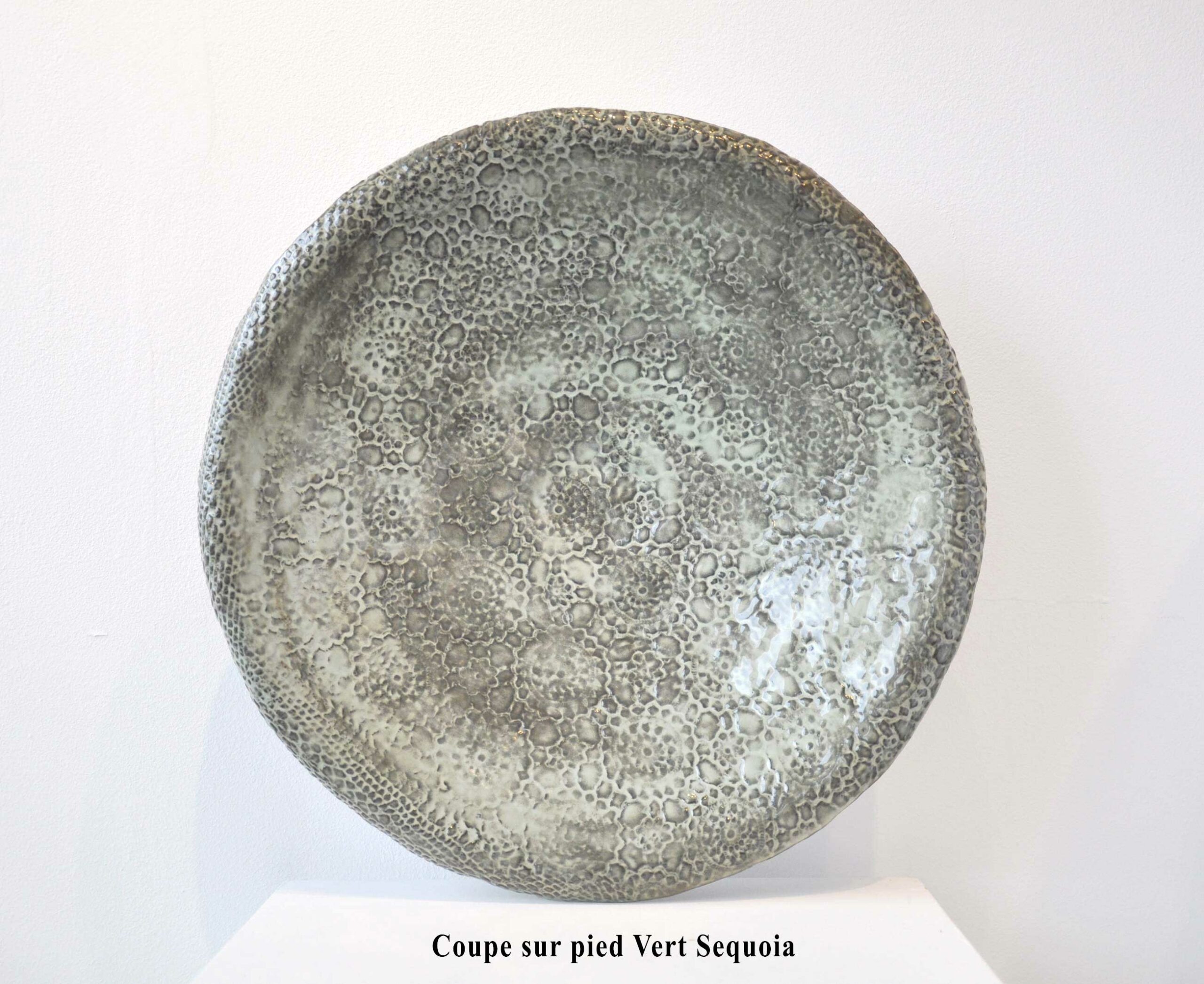 Coupe sur pied Vert Sequoia - Pièce unique en céramique - Diamètre 41 cm x hauteur 10 cm