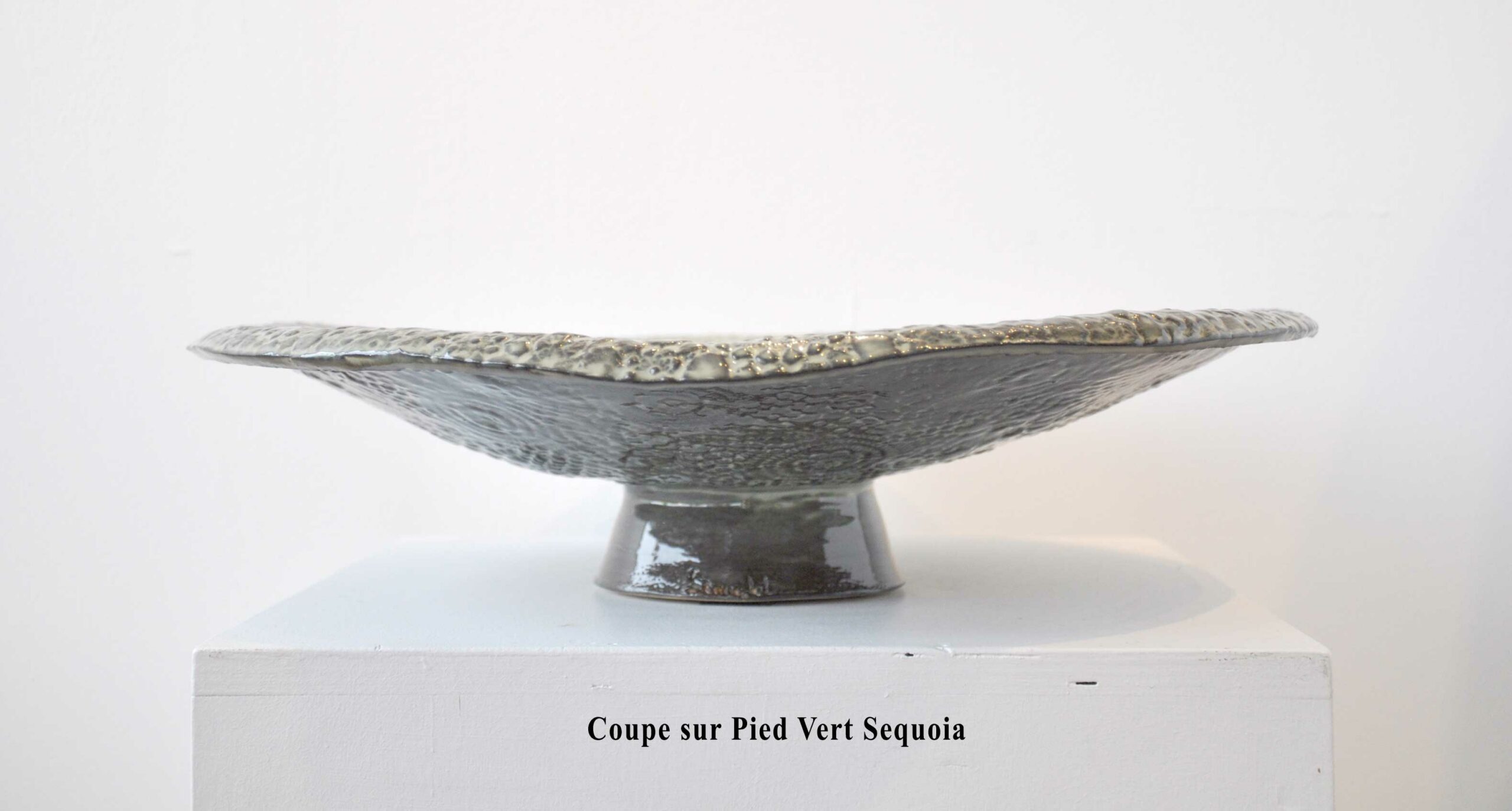 Coupe sur pied Vert Sequoia - Pièce unique en céramique - Diamètre 41 cm x hauteur 10 cm