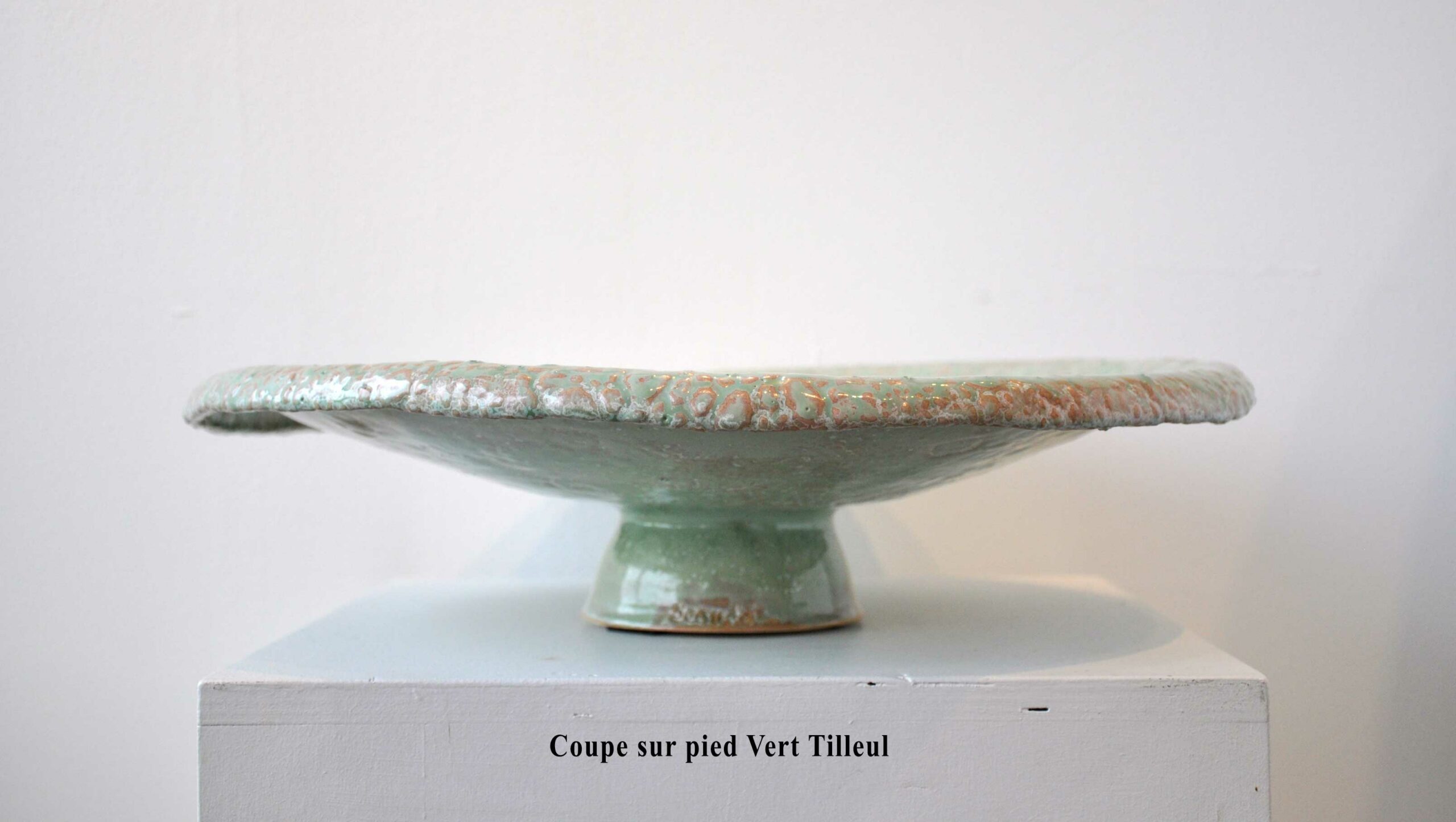 Coupe sur pied Vert Tilleul - Pièce unique en céramique - Diamètre 41 cm x hauteur 10 cm