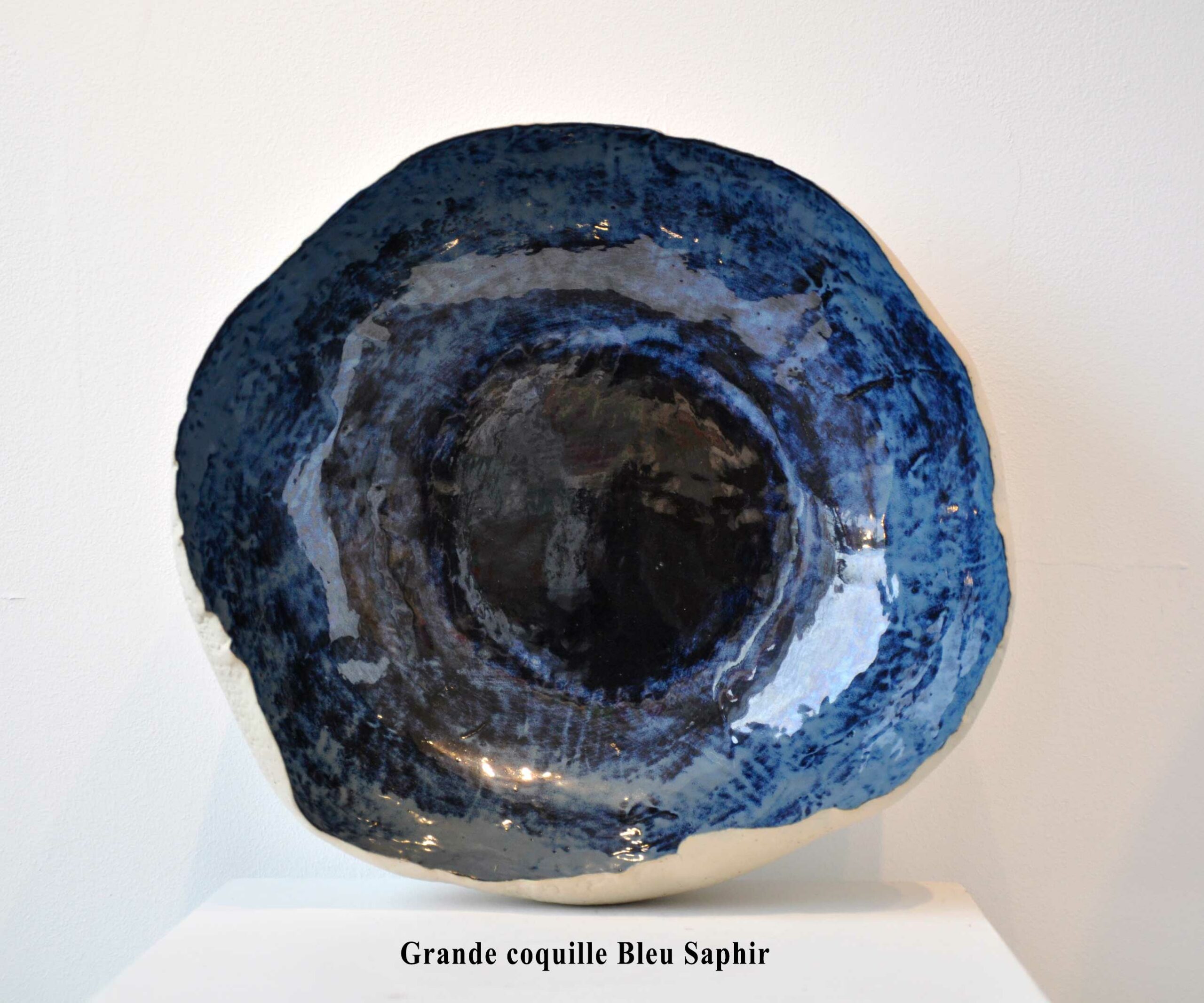 Grande Coquille Bleu Saphir - Pièce unique en céramique - L 37,50 cm x P 35 cm x h 16 cm