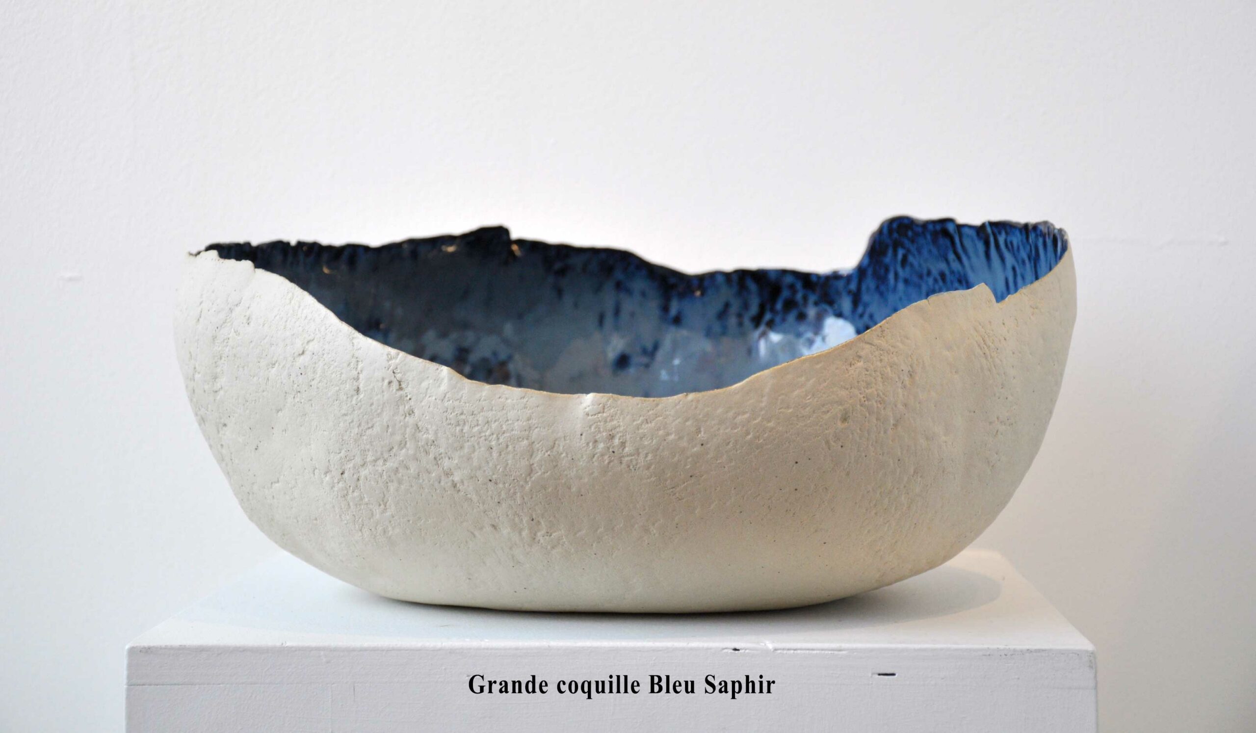 Grande Coquille Bleu Saphir - Pièce unique en céramique - L 37,50 cm x P 35 cm x h 16 cm