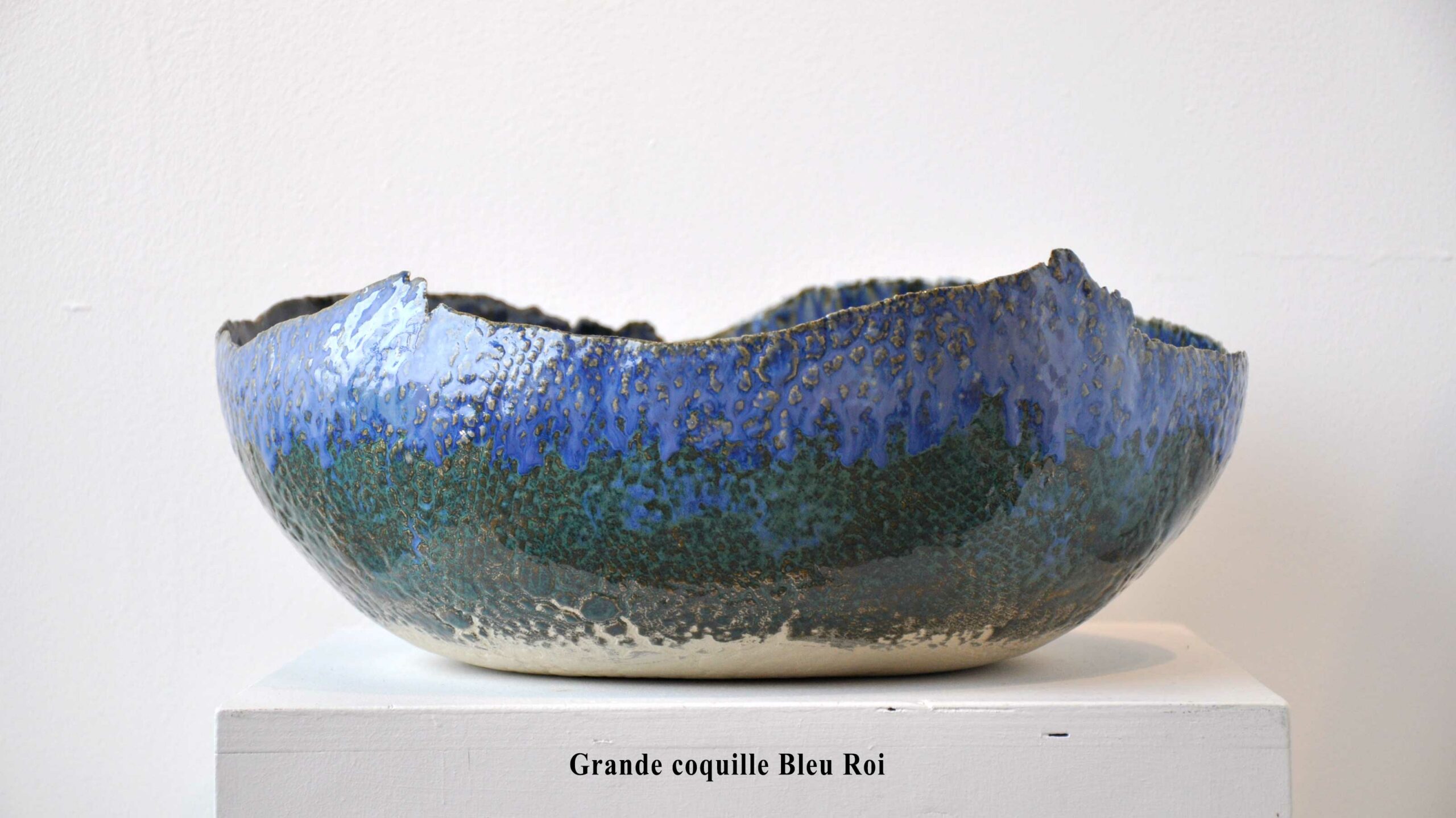 Grande Coquille Bleu Roi - Pièce unique en céramique - L 37 cm x P 35 cm x h 15 cm