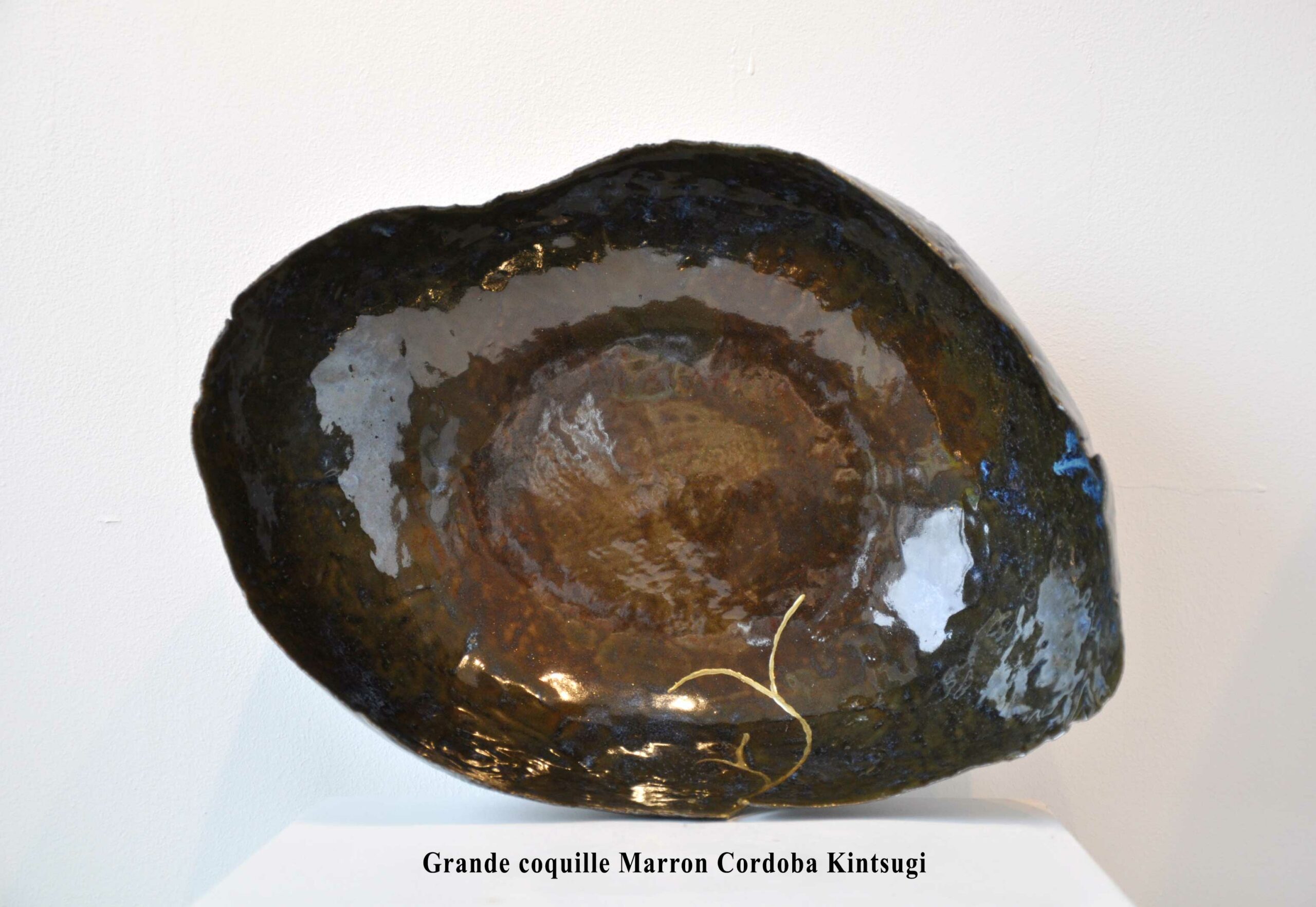Grande Coquille Marron Cordoba Kintsugi - Pièce unique en céramique - L 42 cm x P 31 cm x h 17 cm