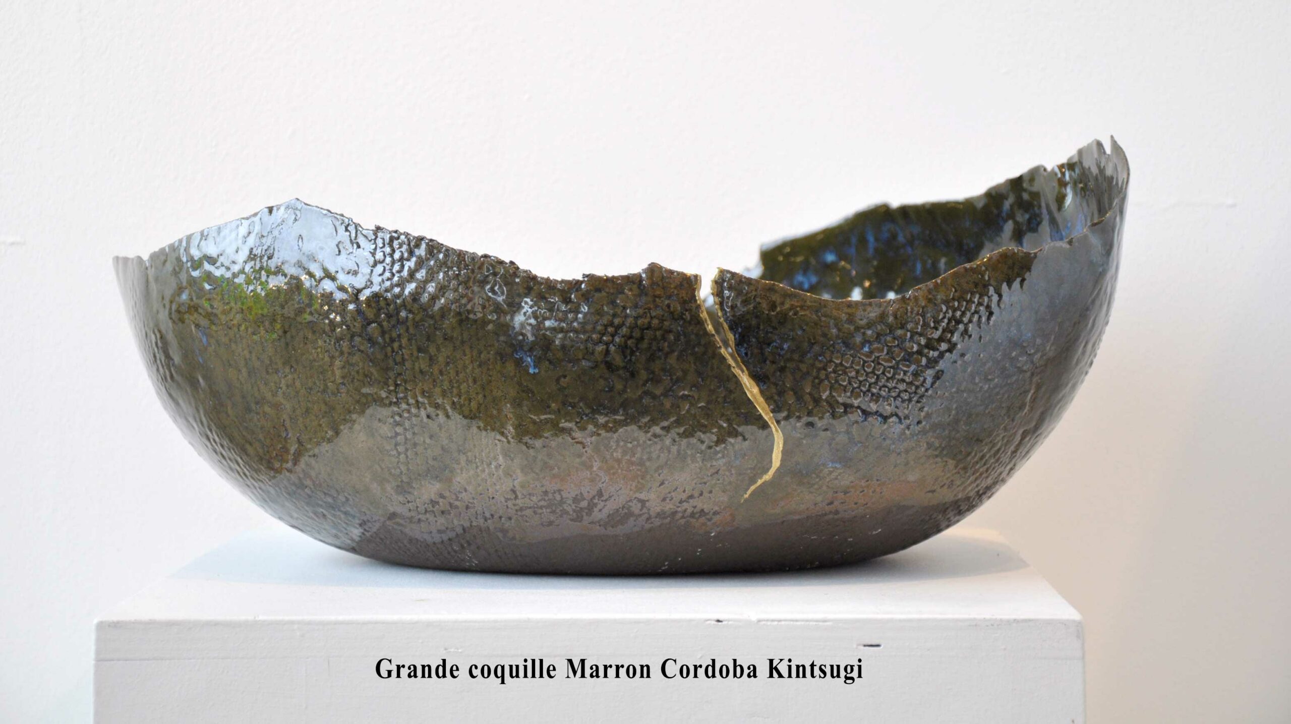 Grande Coquille Marron Cordoba Kintsugi - Pièce unique en céramique - L 42 cm x P 31 cm x h 17 cm