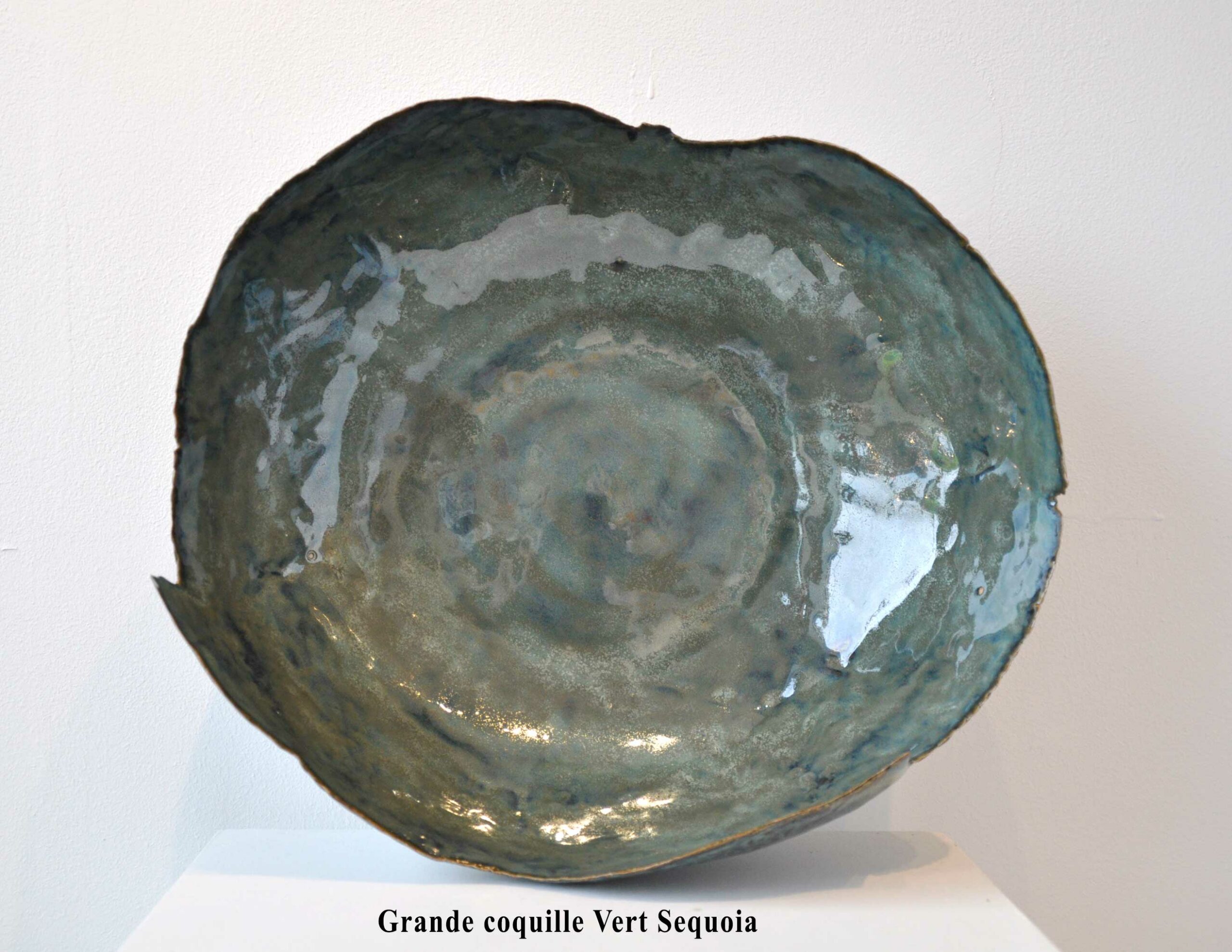 Grande Coquille Vert Sequoia - Pièce unique en céramique - L 39 cm x P 34 cm x h 15 cm