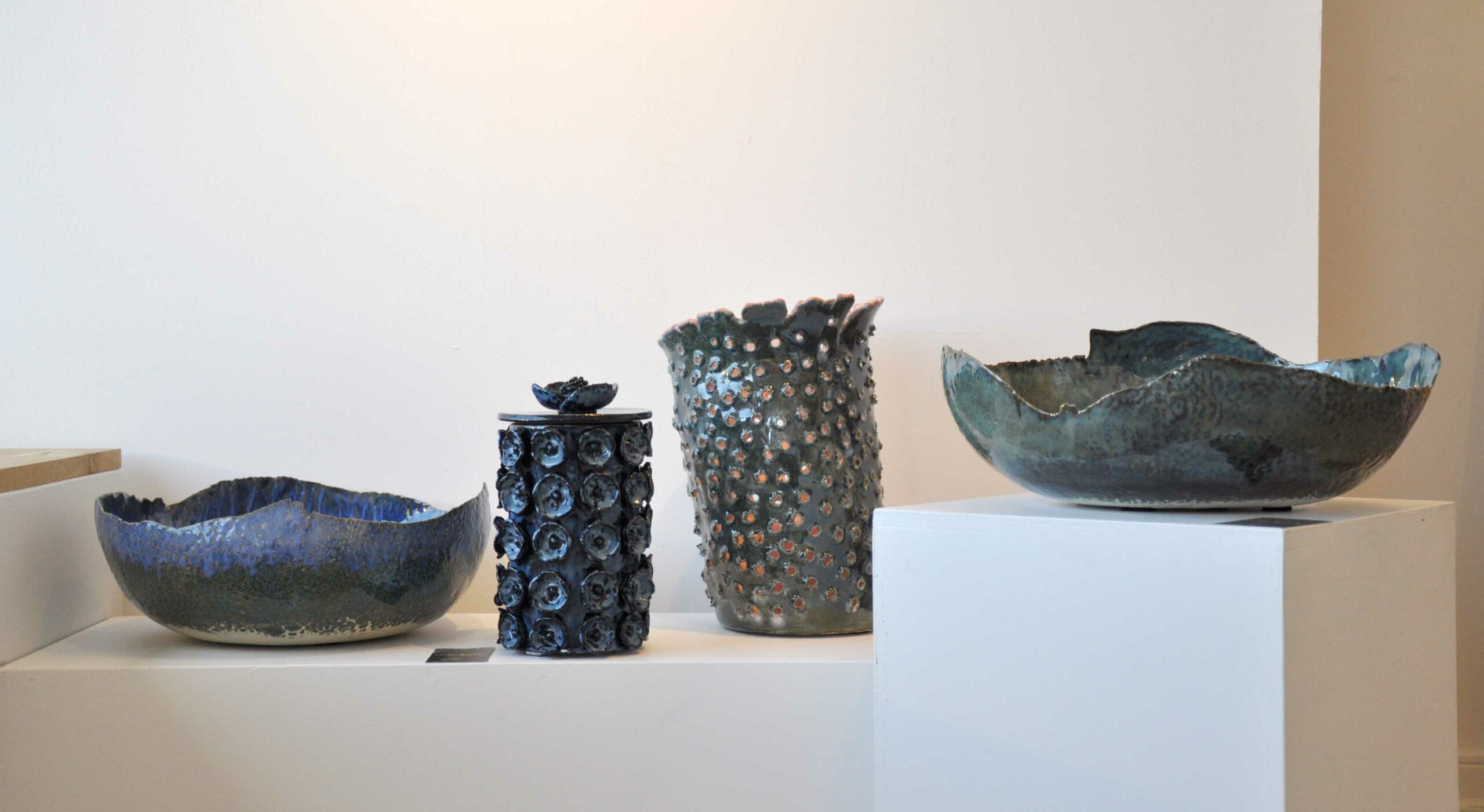 Carine Beaudet Céramiste: Originaire du Pays basque et établie à Itxassou au milieu des Cerisiers, je travaille mes céramiques en pensant à la nature, aux couleurs et aux formes qui jaillissent en moi...