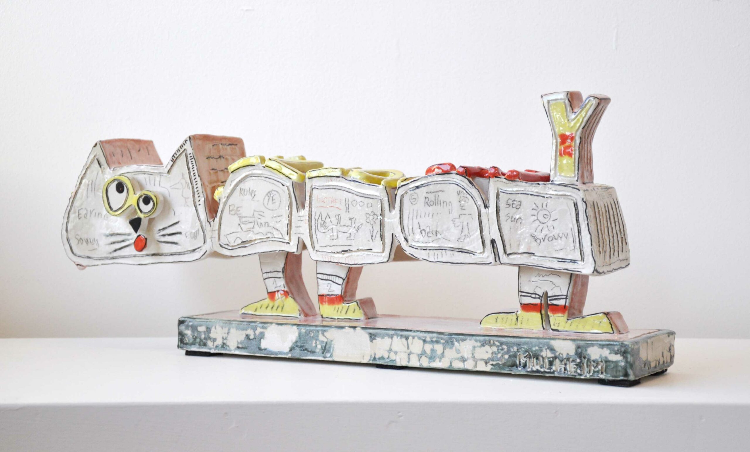 Yellow Cat - Sculpture en céramique - H 20 cm x L 48,50 cm x P 9 cm -Face A