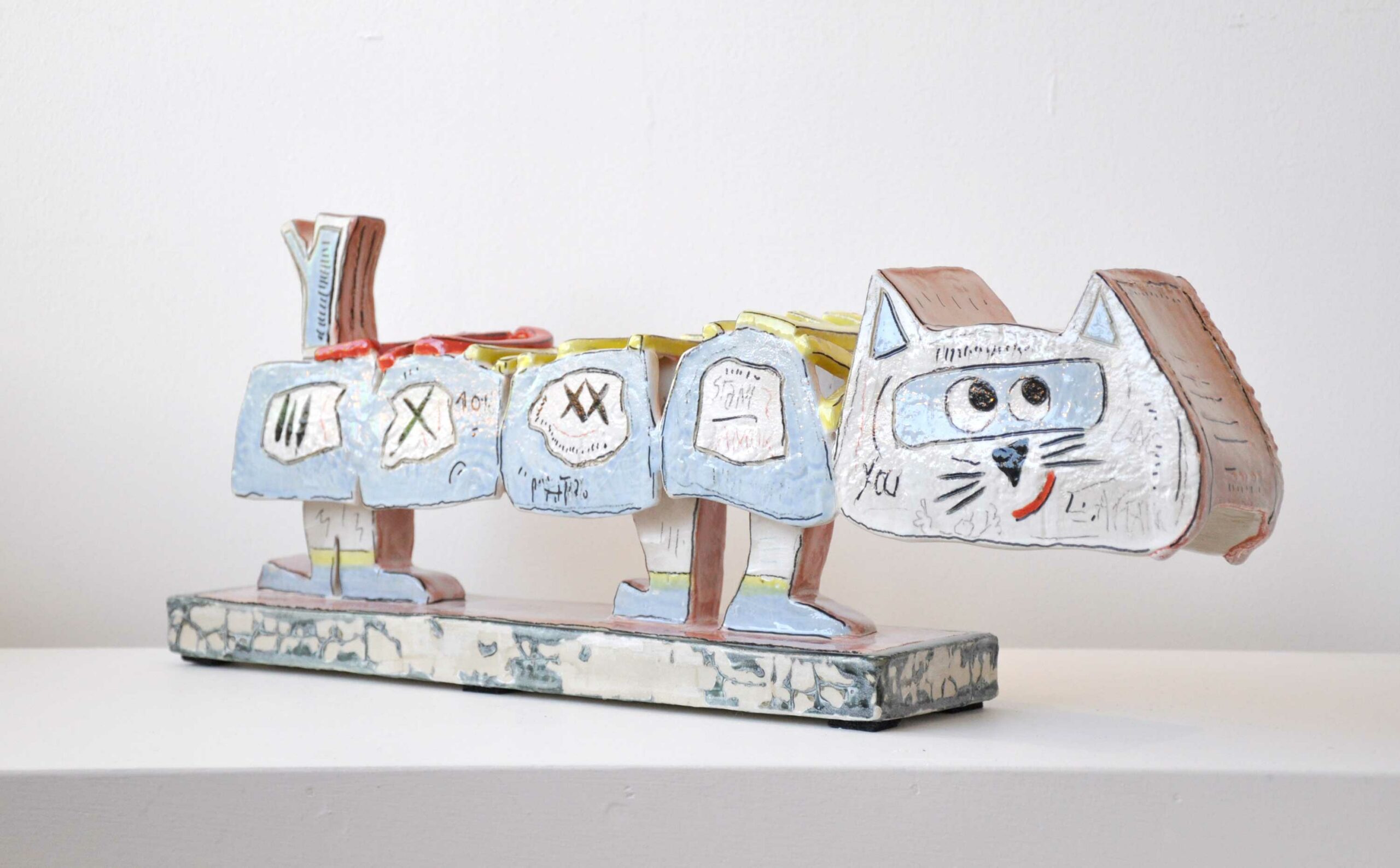 Yellow Cat - Sculpture en céramique - H 20 cm x L 48,50 cm x P 9 cm -Face B