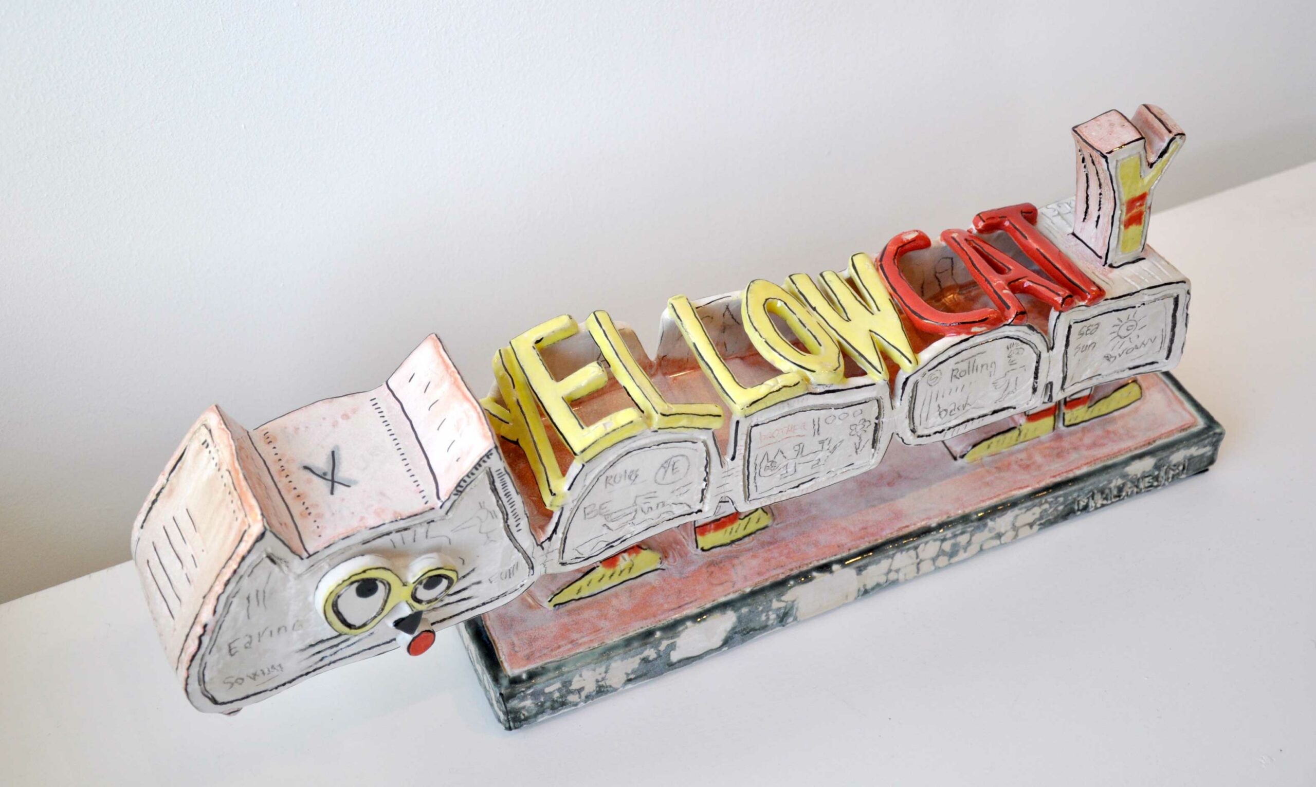 Yellow Cat - Sculpture en céramique - H 20 cm x L 48,50 cm x P 9 cm -Vue de dessus