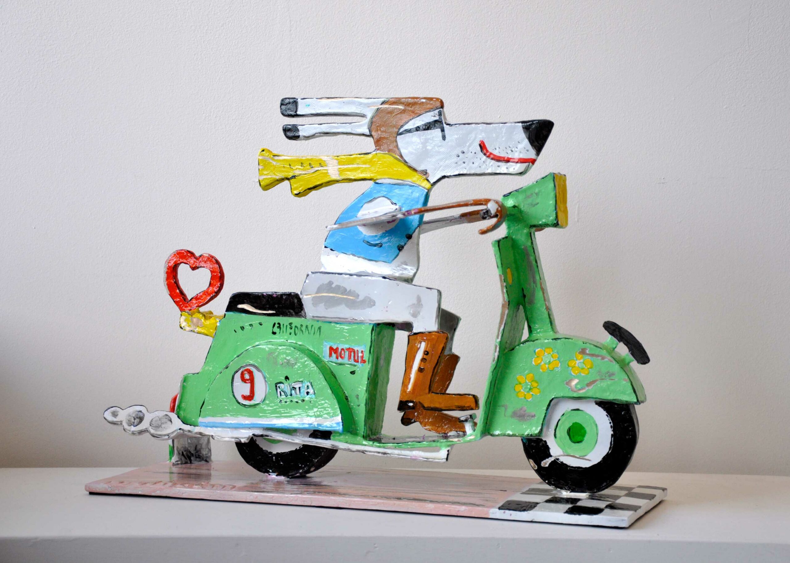 "Fresh! "Jack et le cœur en scooter orange- ( Face B ) Sculpture en bronze peint - Hauteur 36 cm x Longueur 49 cm x profondeur 16,50 cm