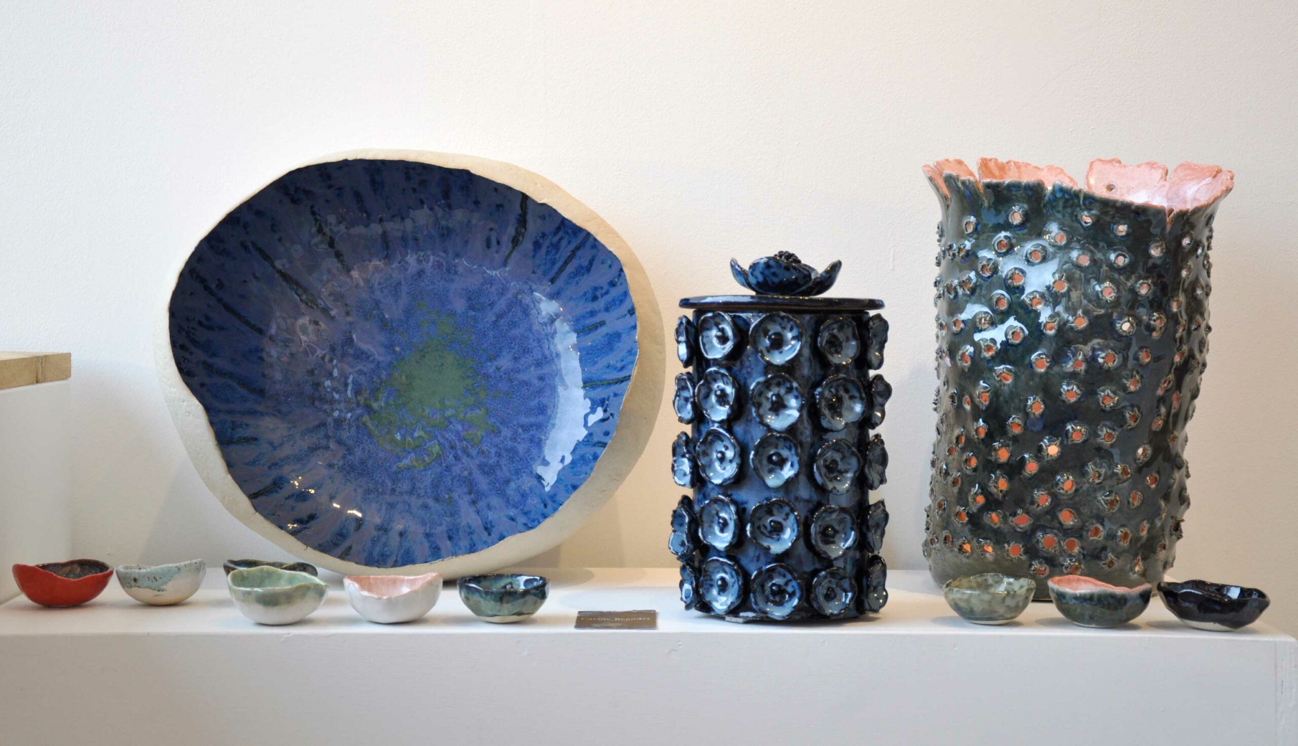 Carine Beaudet Céramiste: Originaire du Pays basque et établie à Itxassou au milieu des Cerisiers, je travaille mes céramiques en pensant à la nature, aux couleurs et aux formes qui jaillissent en moi...