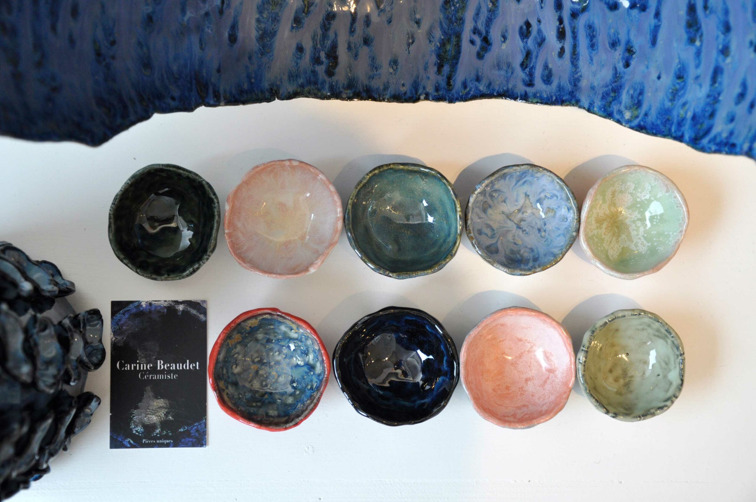 COULEURS SUR COMMANDE : Grande Coupe sur pied ou Grande Coquille - Pièce unique en céramique - Diamètre 41 cm x hauteur 10 cm PS: Les teintes d'émaux et les dimensions peuvent varier lors des cuissons. Les émaux sont tous alimentaires