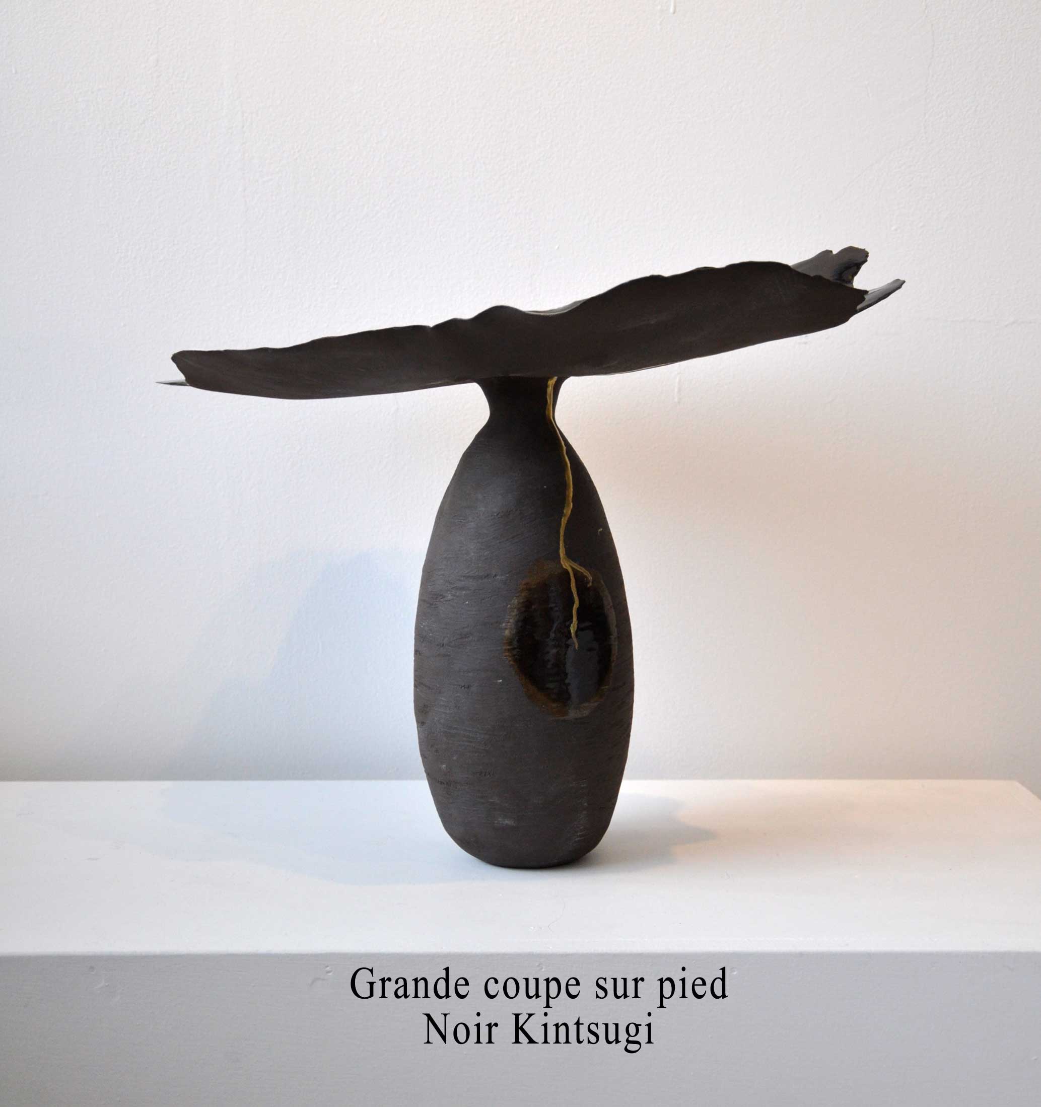 Grande coupe sur pied " Noir Kintsugi " - H 32,50 cm x L 45,50 cm x P 24 cm - Pièce unique en céramique