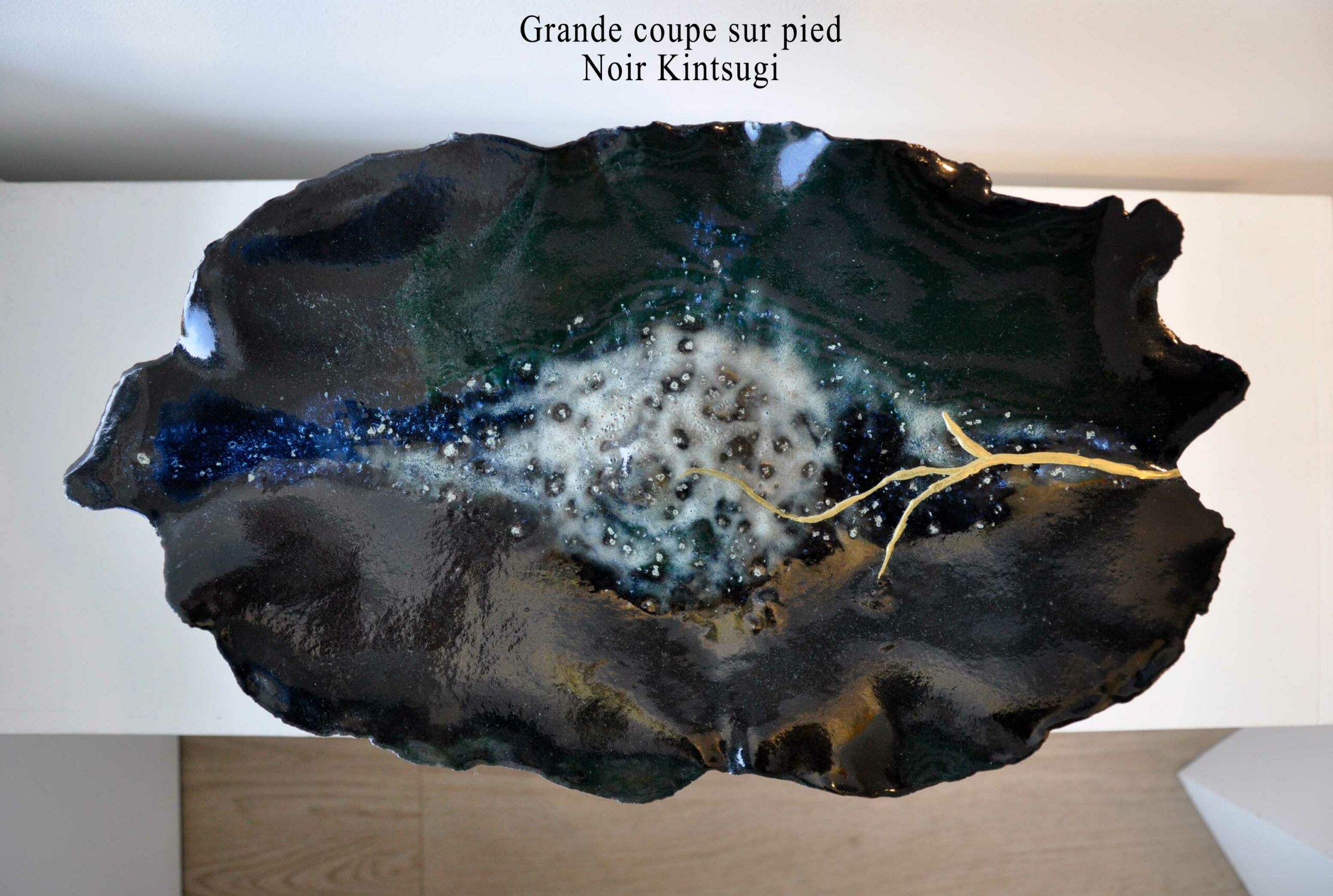 Grande coupe sur pied " Noir Kintsugi " - H 32,50 cm x L 45,50 cm x P 24 cm - Pièce unique en céramique