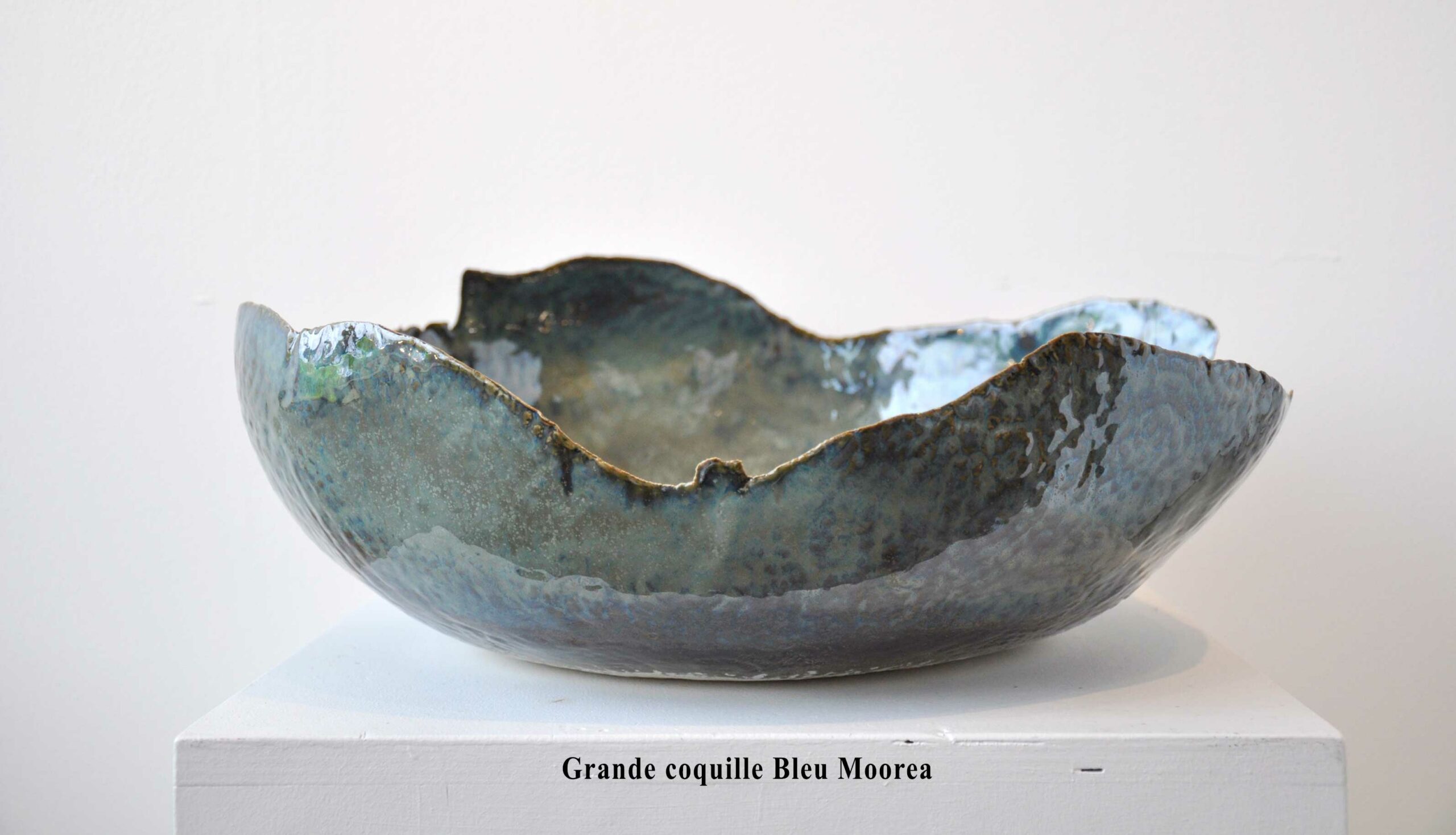Grande Coquille Bleu Moorea - Pièce unique en céramique - L 39 cm x P 34 cm x h 15 cm