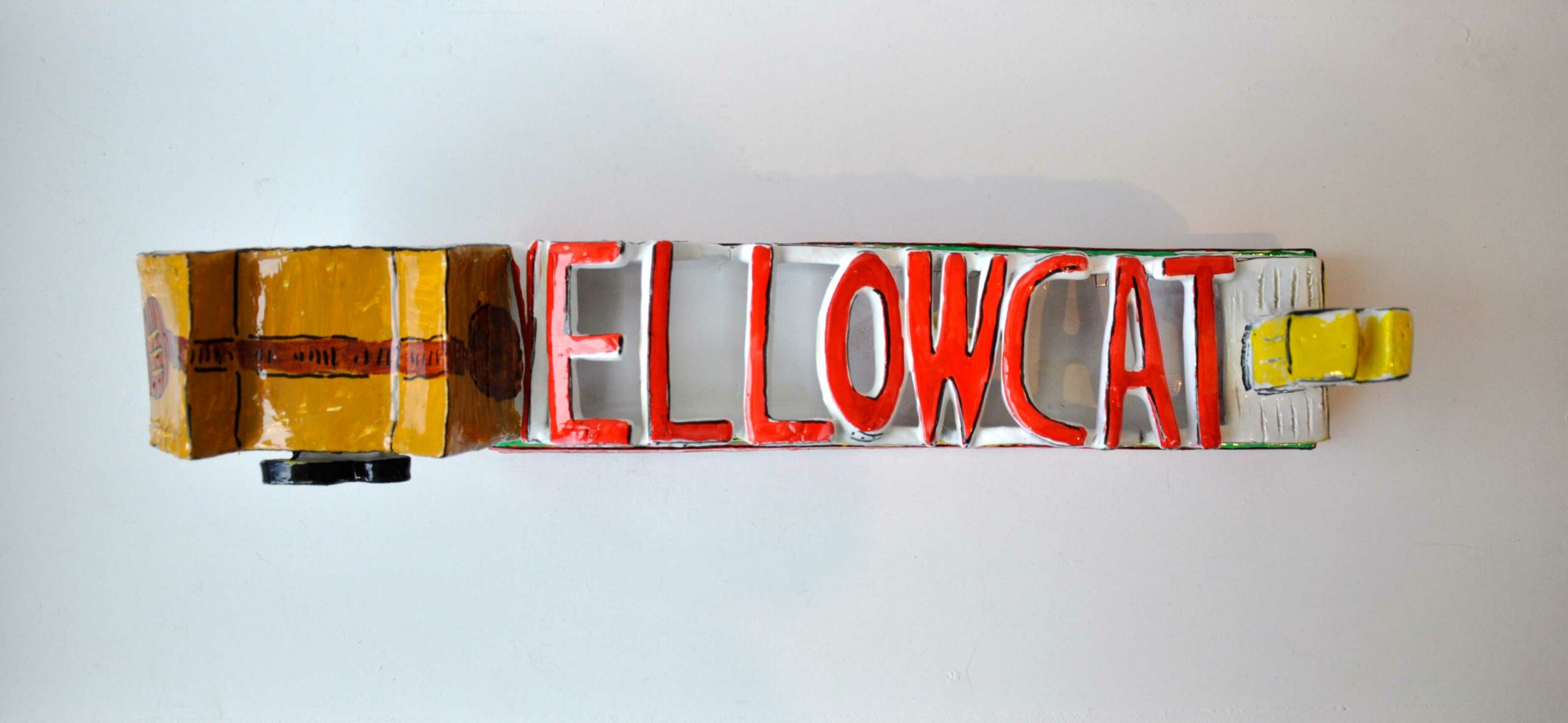 Yellow Cat - Sculpture en céramique - Hauteur 16,50 cm x Longueur 47 cm x P 5,50 cm -