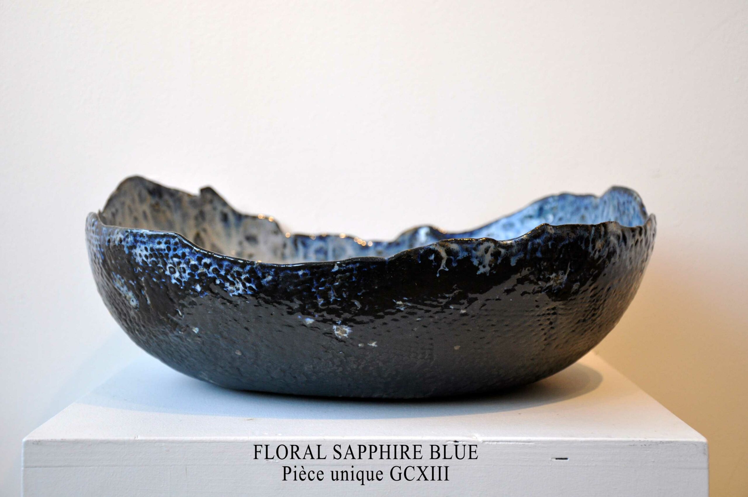 Grande Coquille " FLORAL SAPPHIRE BLUE "- Pièce unique en céramique - L 39 cm x P 37 cm x h 14 cm