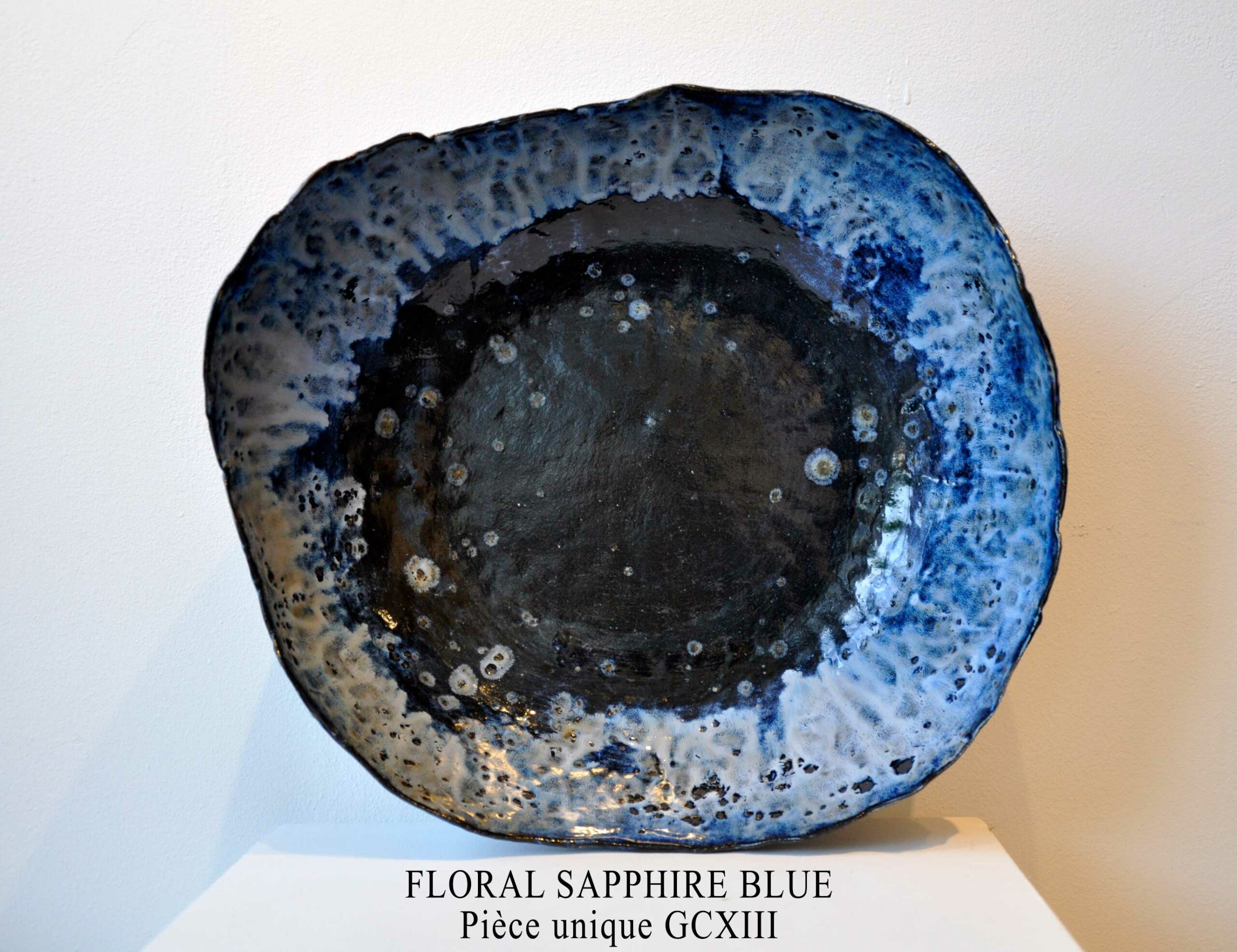 Grande Coquille " FLORAL SAPPHIRE BLUE "- Pièce unique en céramique - L 39 cm x P 37 cm x h 14 cm