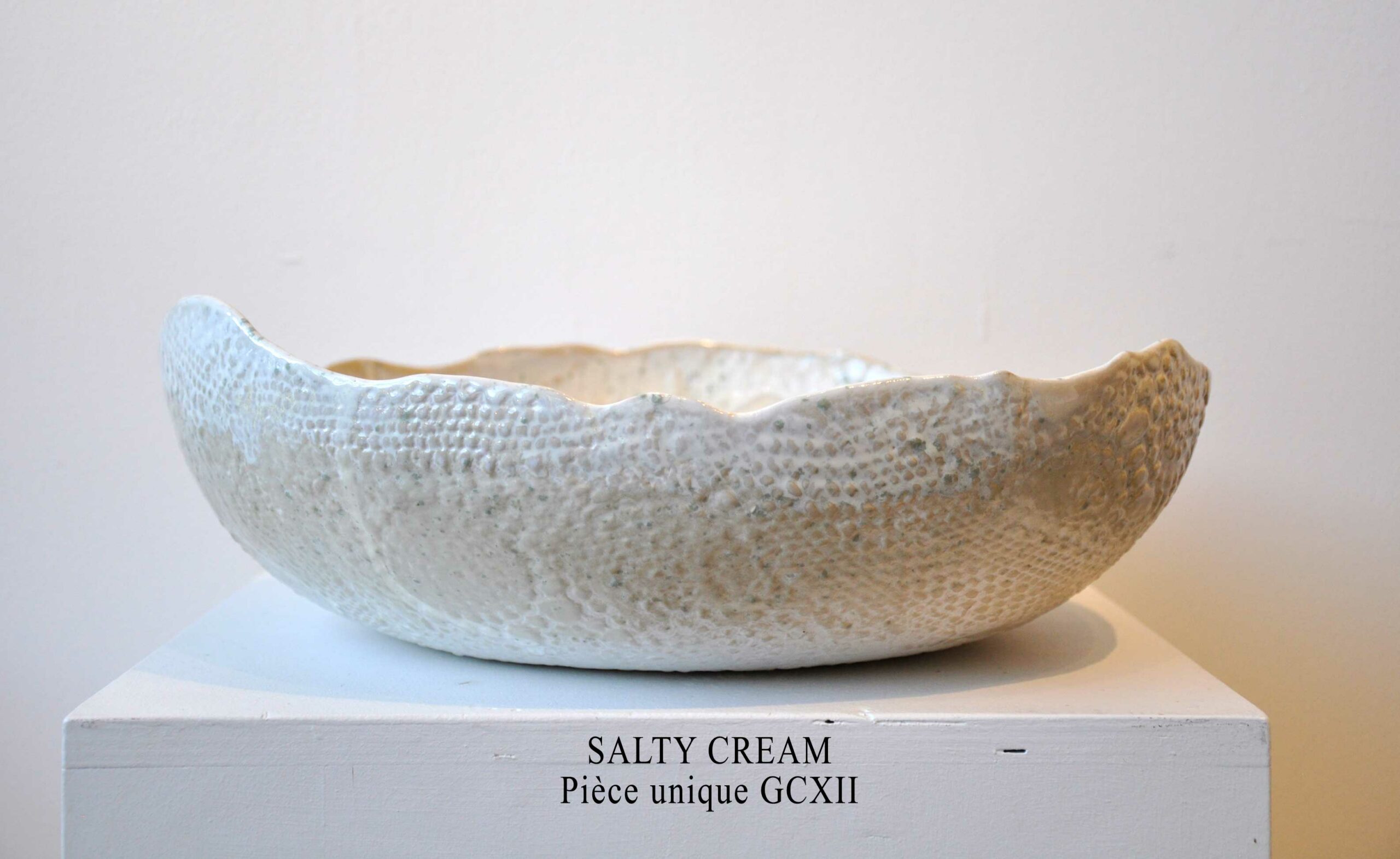 Grande Coquille " SALTY CREAM "- Pièce unique en céramique - L 37 cm x P 35 cm x h 12 cm